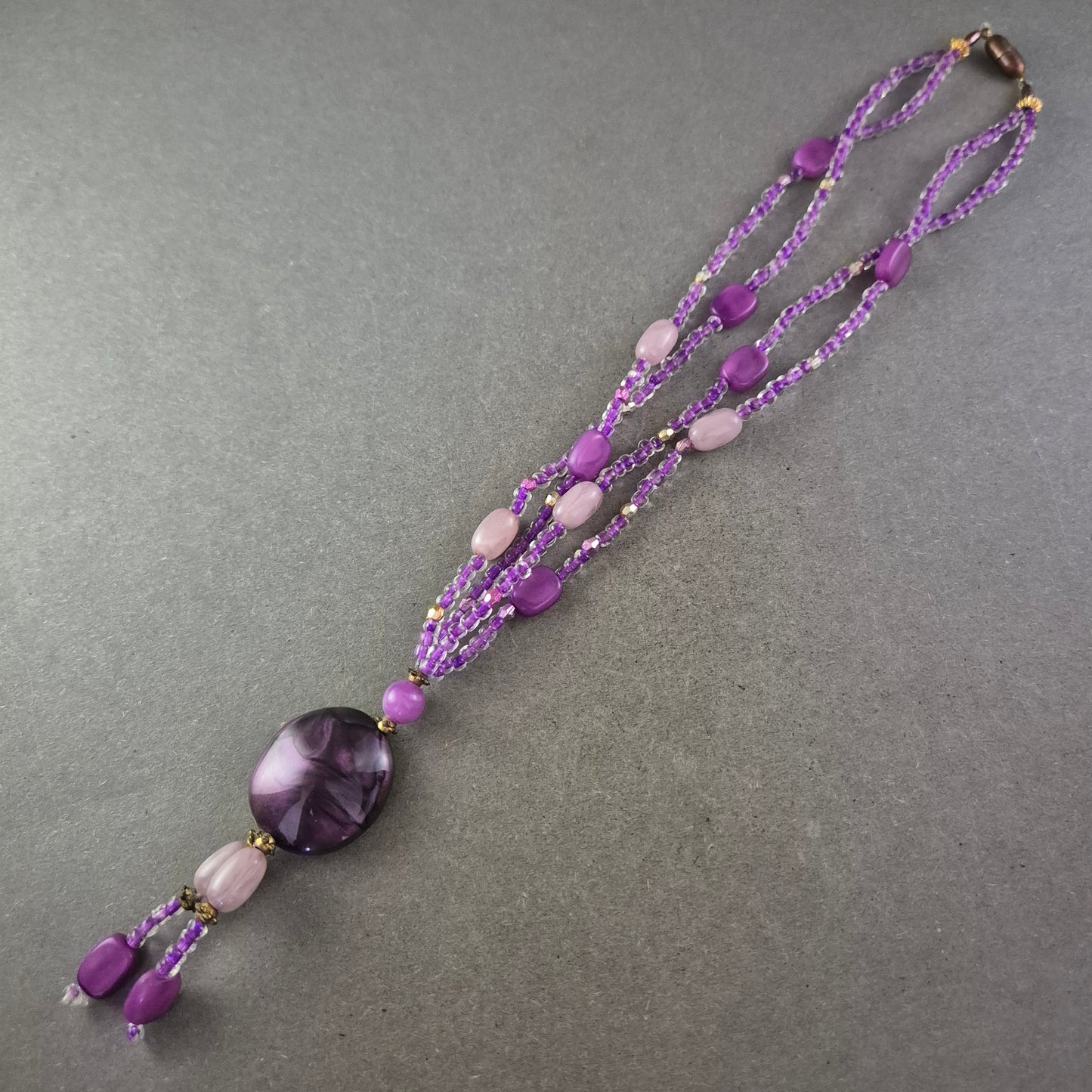 Lila Perlen Kette mit großem Anhänger – Verspielter Ethno Look