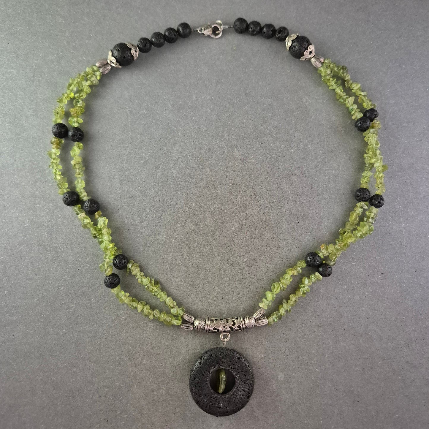 Doppelreihige Stein Kette mit Lava Anhänger – Ethno Schmuck