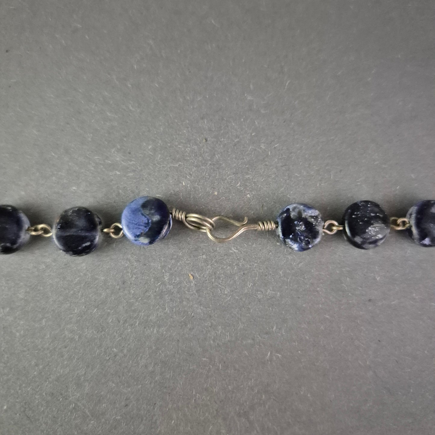 Dunkelblaue Naturstein Kette – Facettierte Perlen im klassischen Design