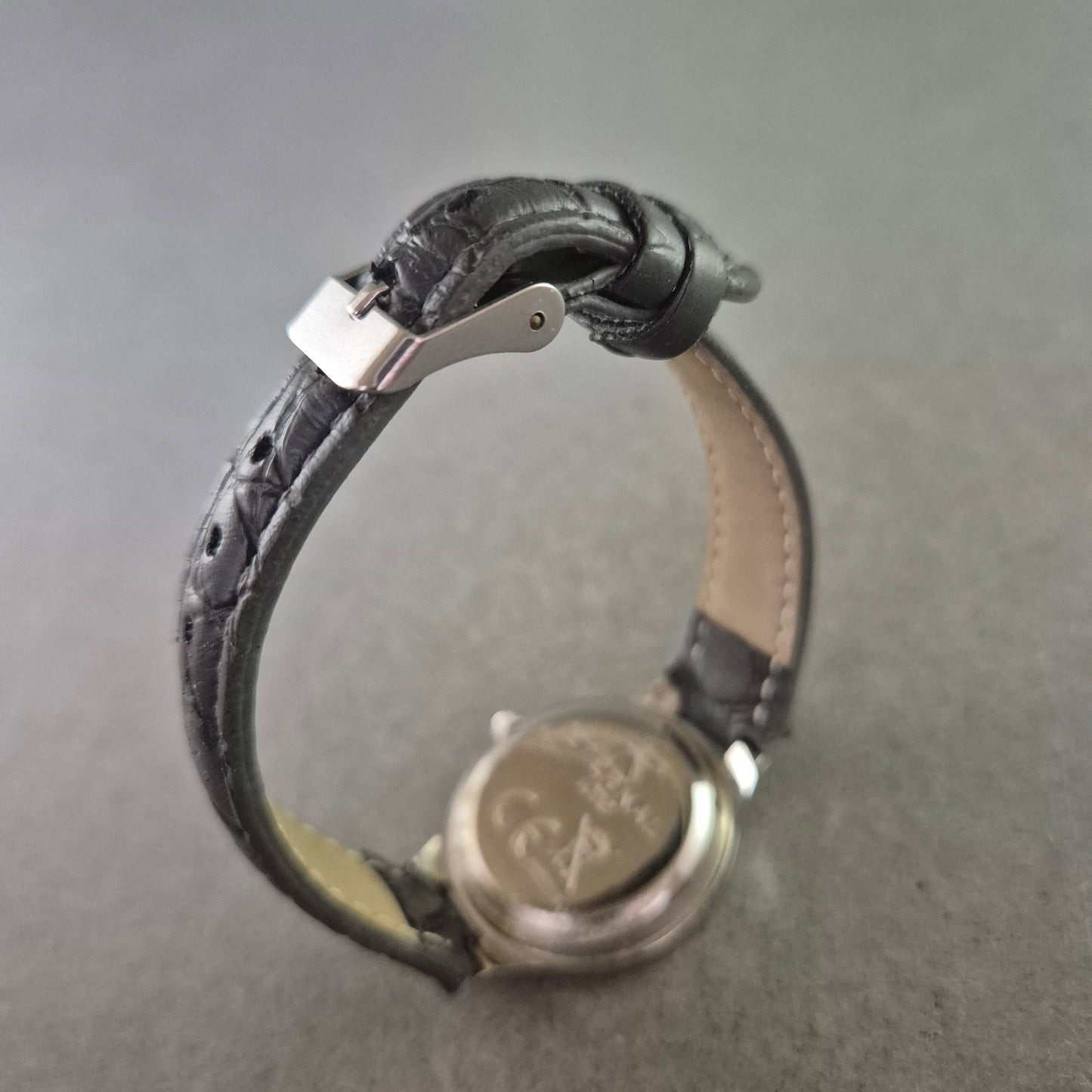 Astral Damen Uhr – Silbernes Design mit Strassbesatz