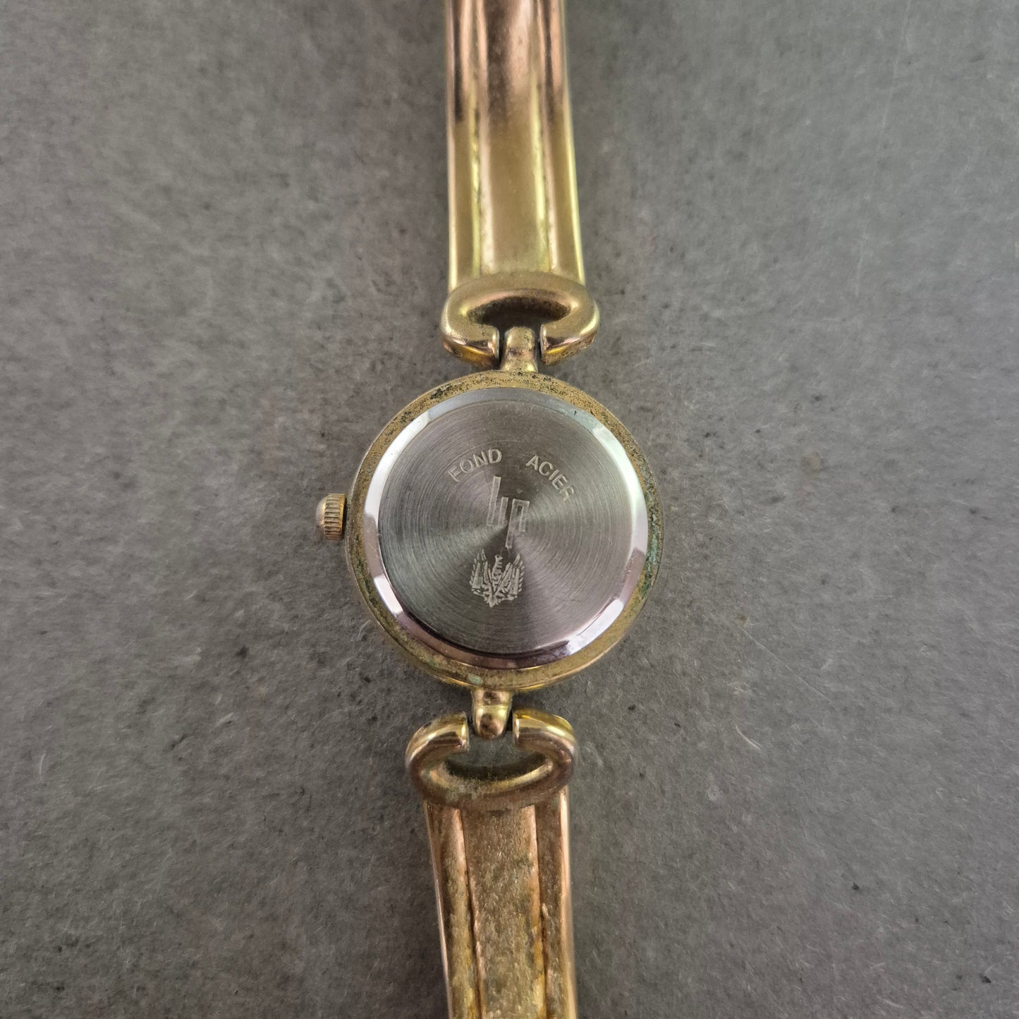 LIP Damen Uhr – Vintage Design mit goldfarbenem Armband
