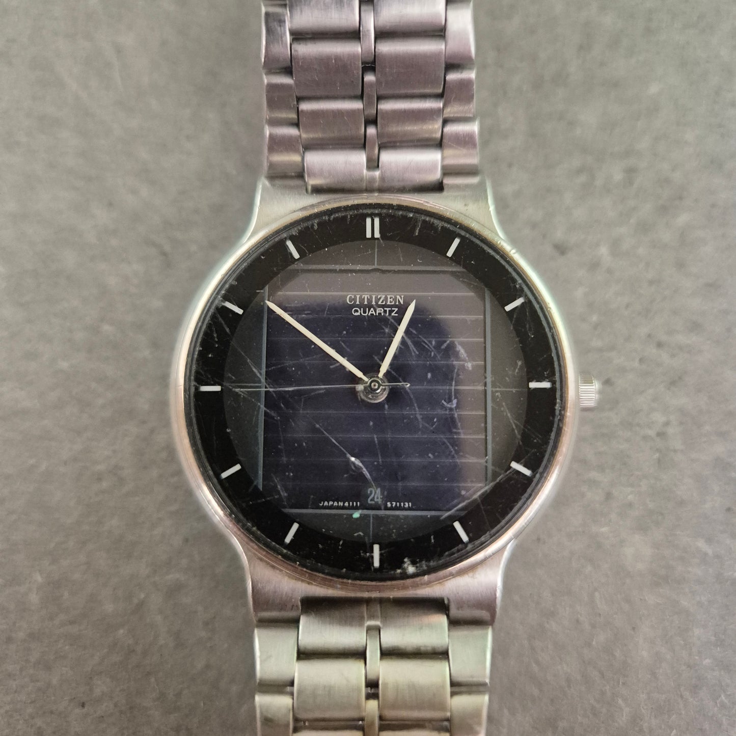 Citizen Herren Uhr – Schlankes Edelstahl Design mit schwarzem Zifferblatt