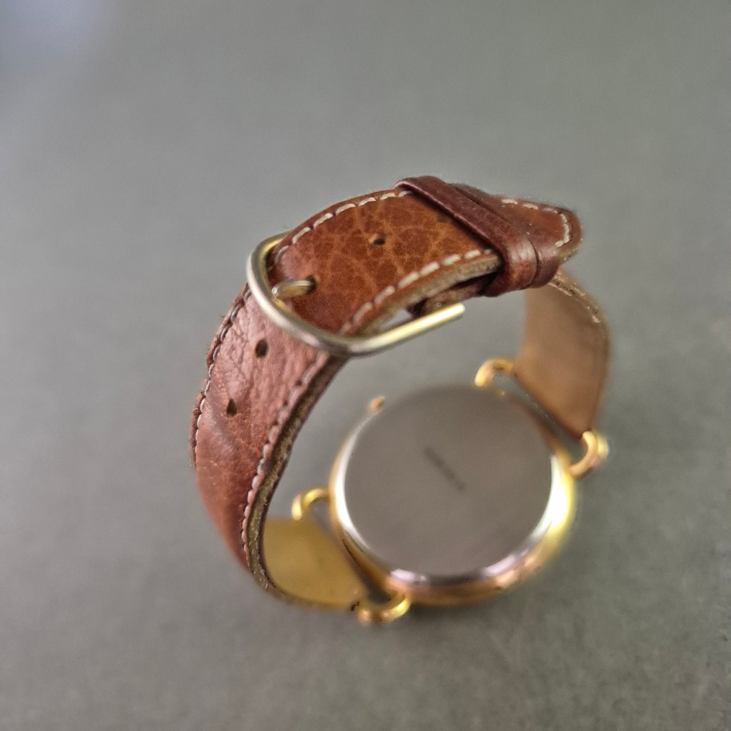 Regent Paris Quarz Armbanduhr – Goldfarben mit braunem Lederarmband