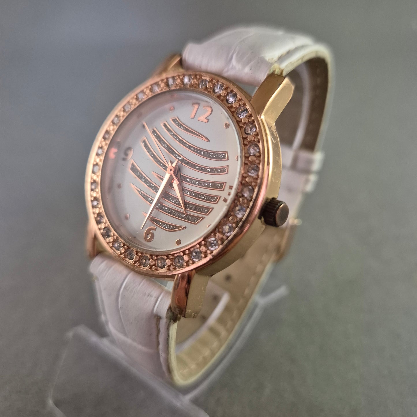 Glamouröse Damen Uhr – Strassbesatz mit weißem Lederarmband