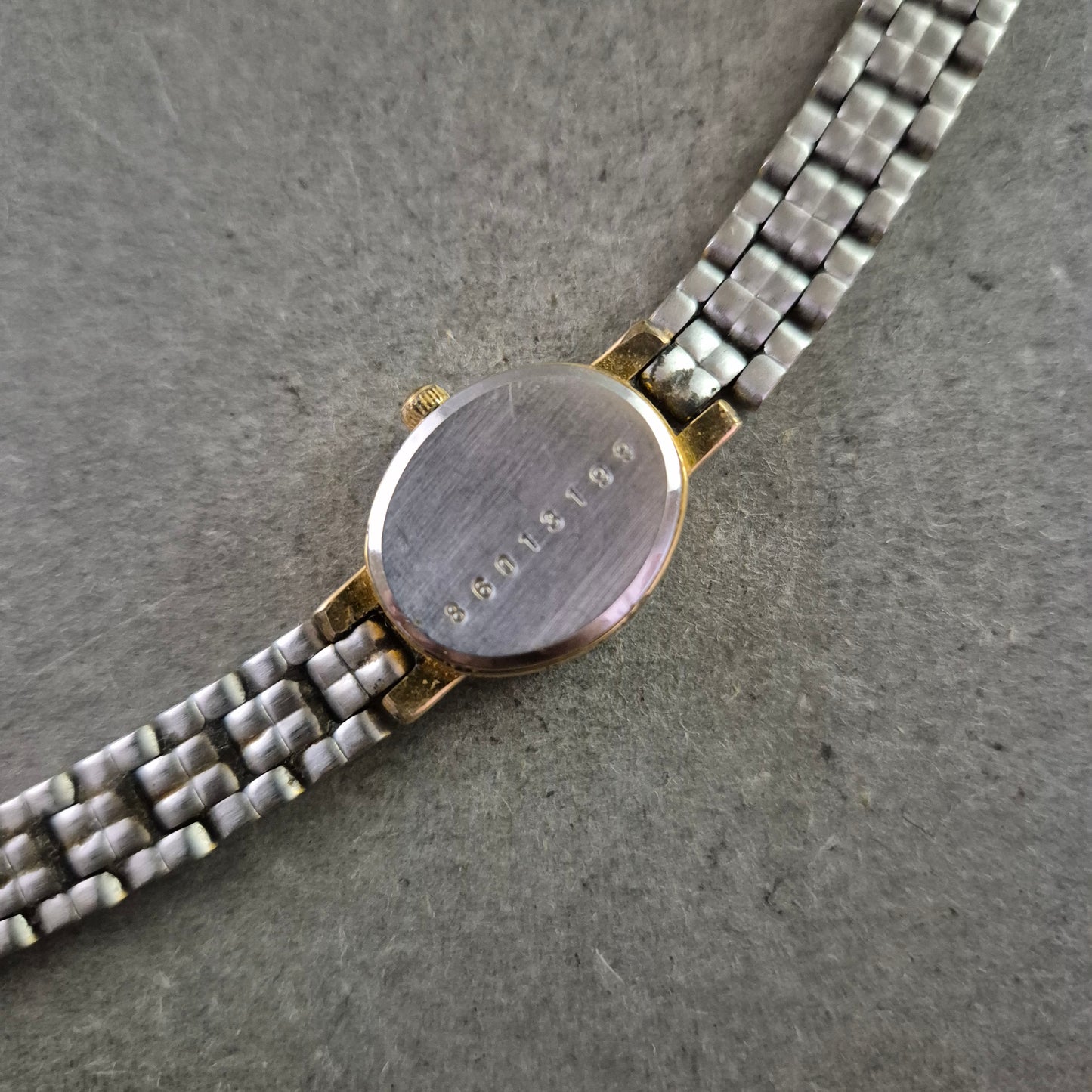 Titel Regent Damen Uhr – Klassische Ovalform mit Bicolor-Armband