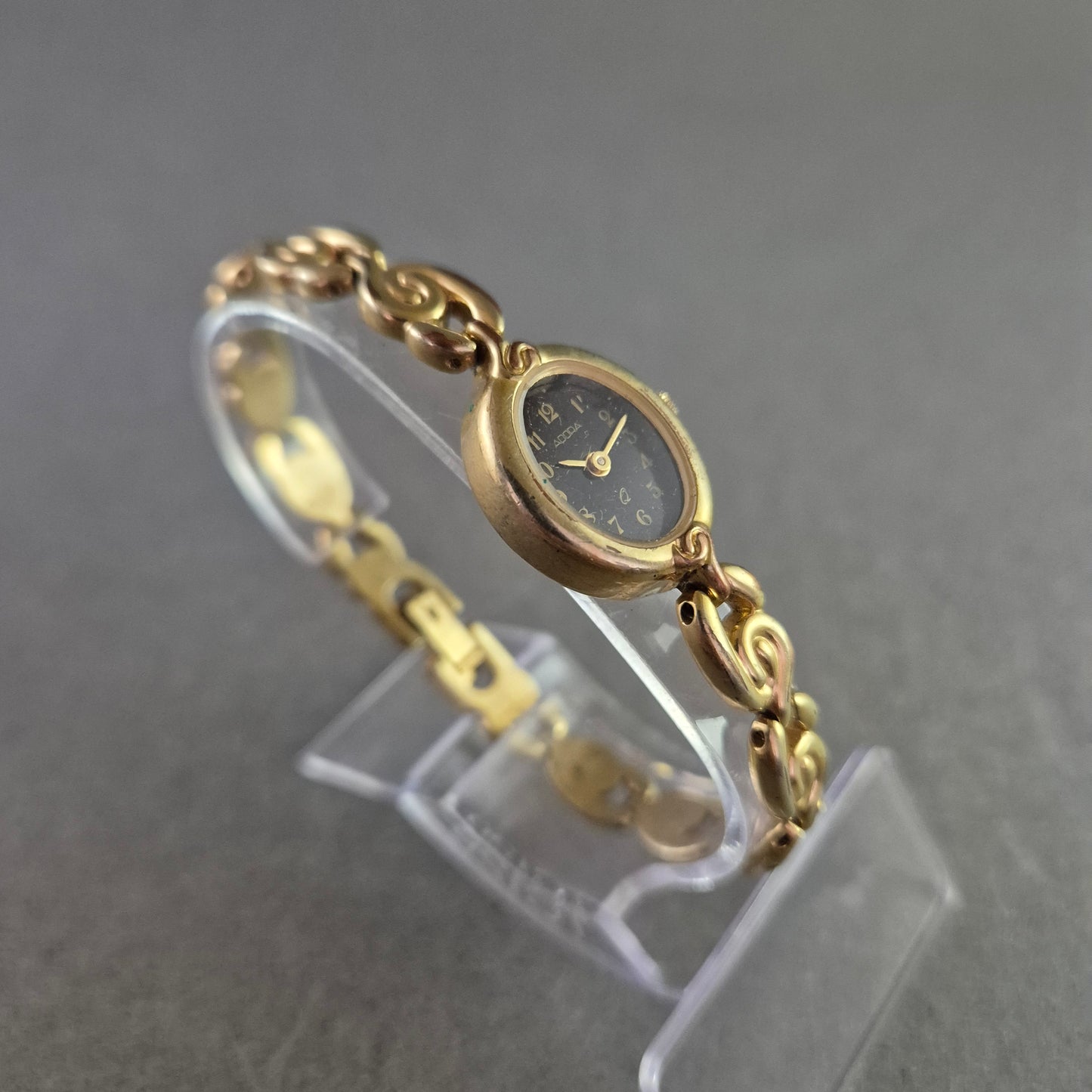 Adora Damen Uhr – Goldfarben mit dekorativem Armband