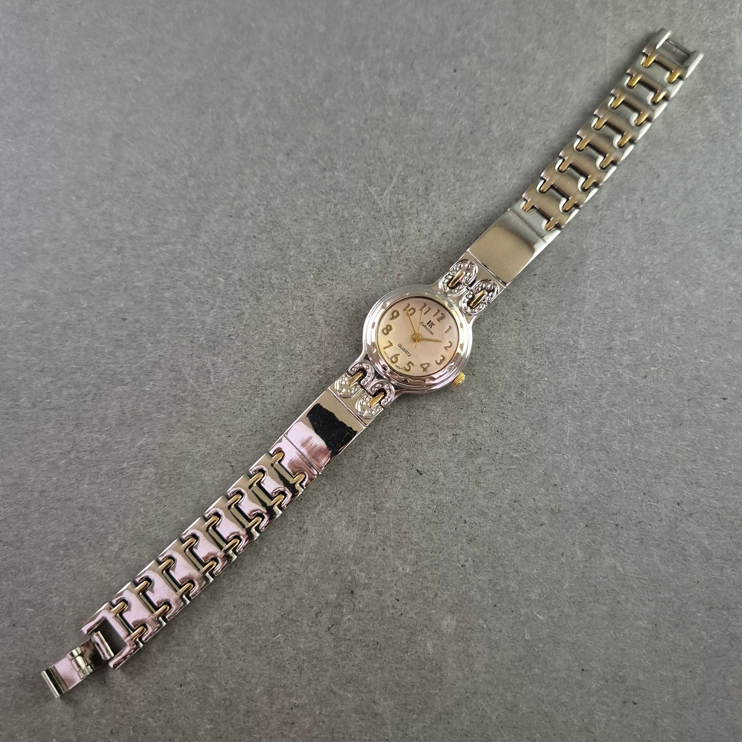 Elegante Damen Uhr IK Collection mit Zierelementen