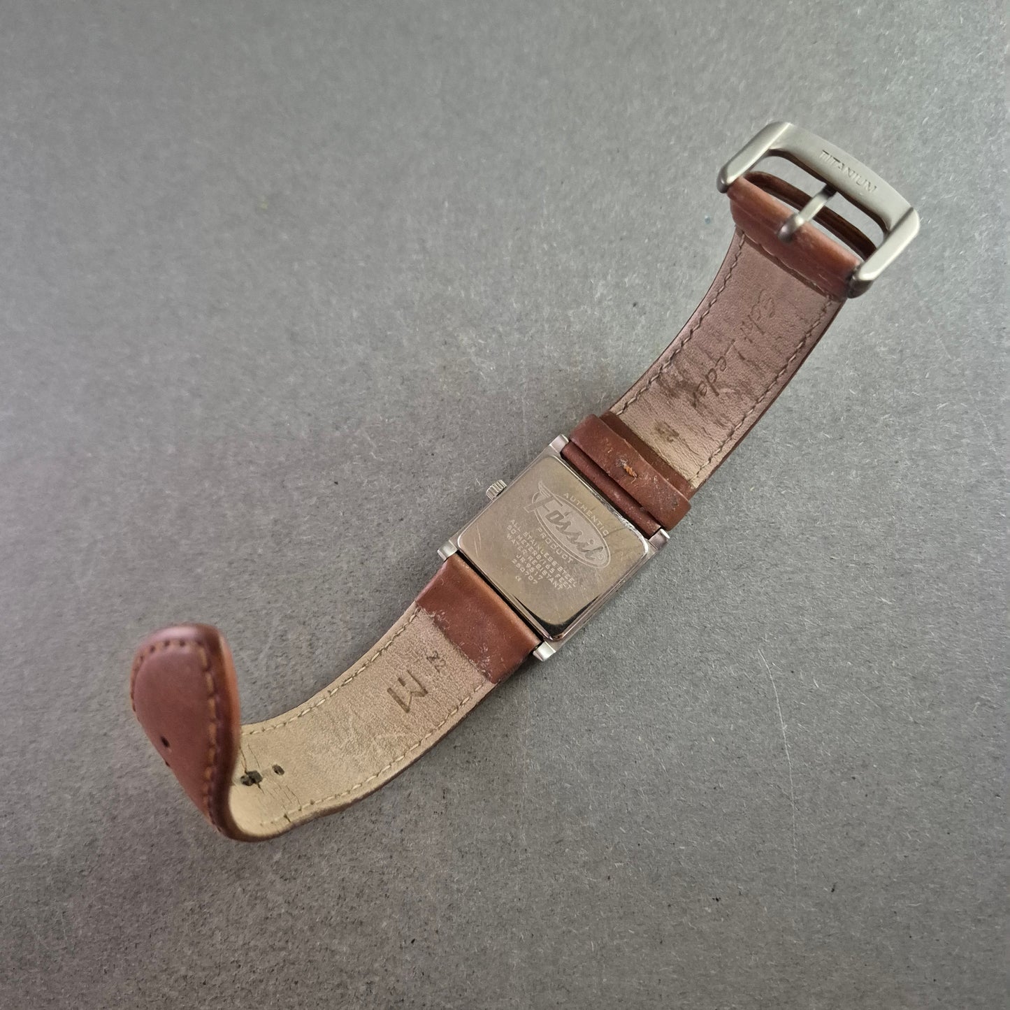 Moderne Damen Uhr Fossil mit braunem Lederband und markantem Zifferblatt