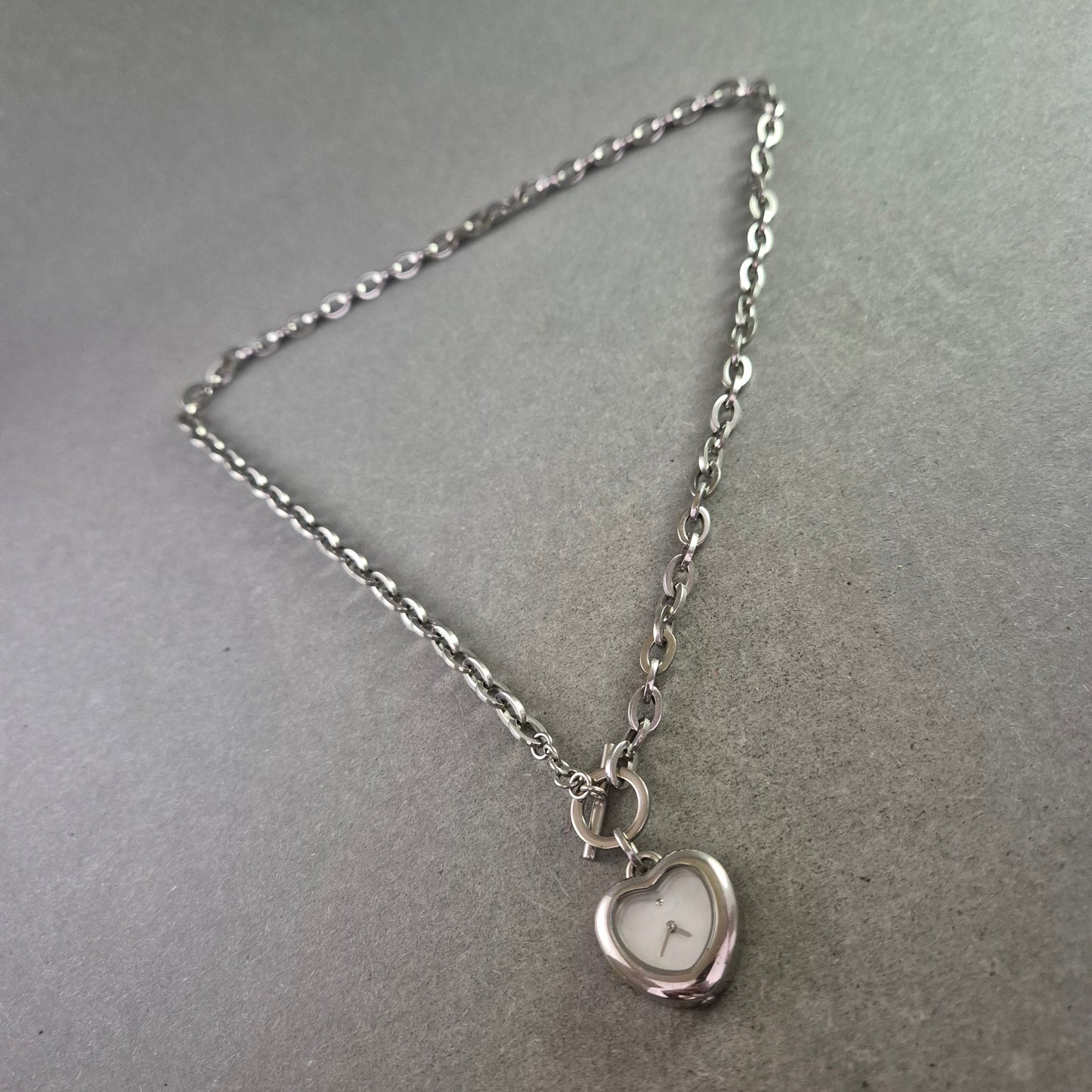 Kette mit Anhänger: Herzförmige Uhr TCM