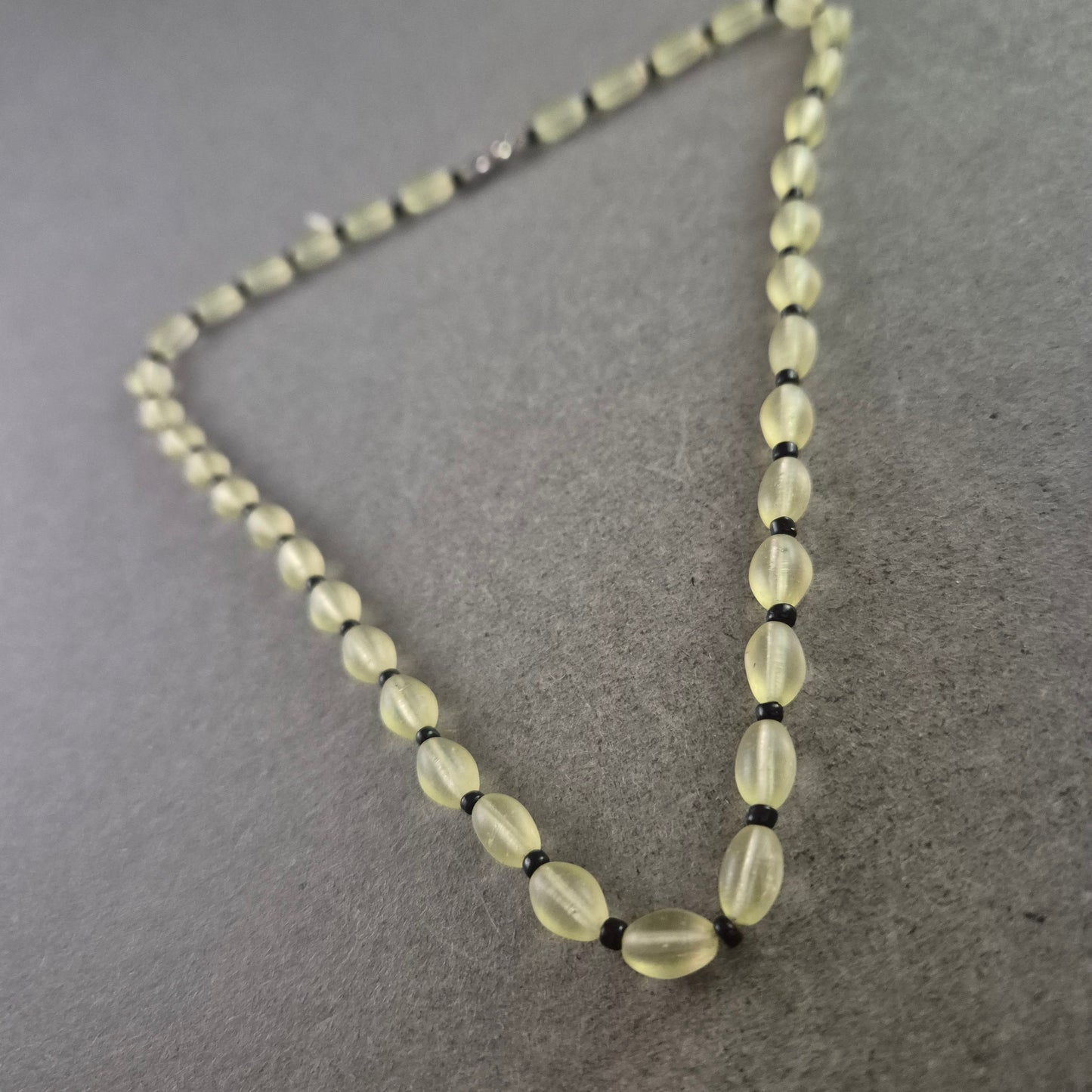 Klassische Glasperlen Halskette – Dezente Eleganz in Hellgelb