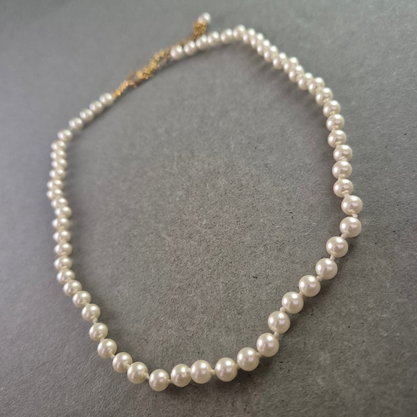 Elegante Perlen Halskette – Klassisches Design mit goldfarbenem Verschluss