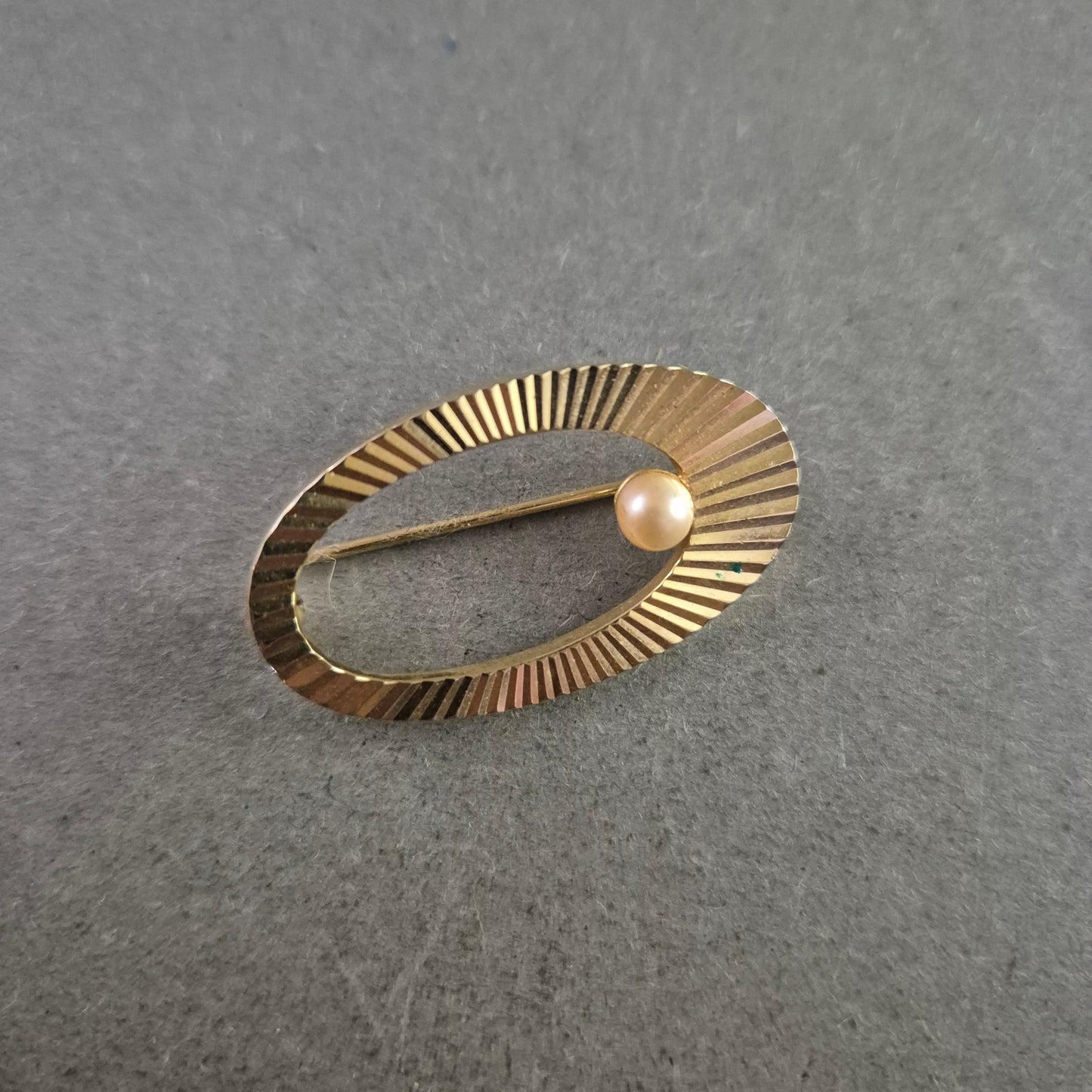 Elegante Vintage Brosche in Goldoptik mit Zierperle – Ovales Design