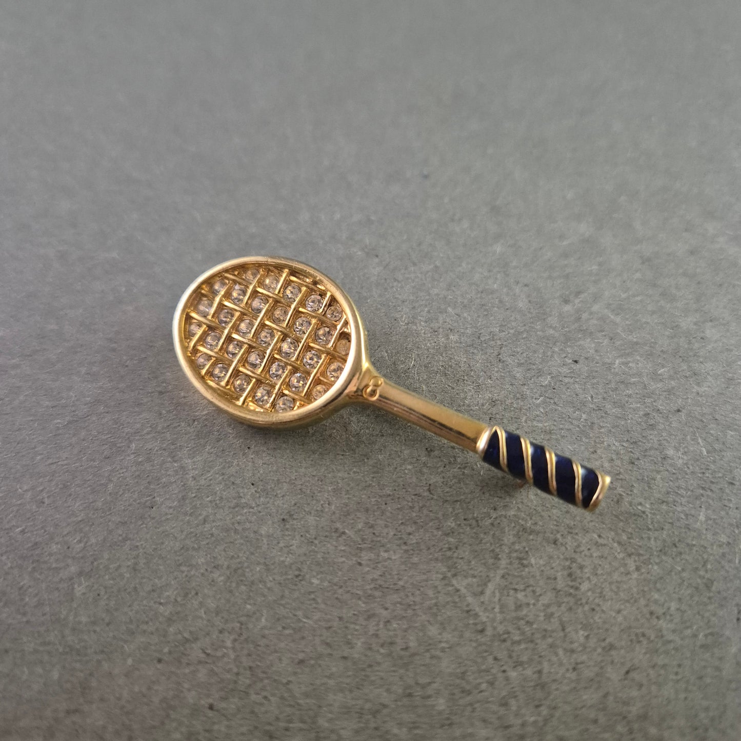 Vergoldete Tennisbrosche mit Strass – Sportlich und funkelnd