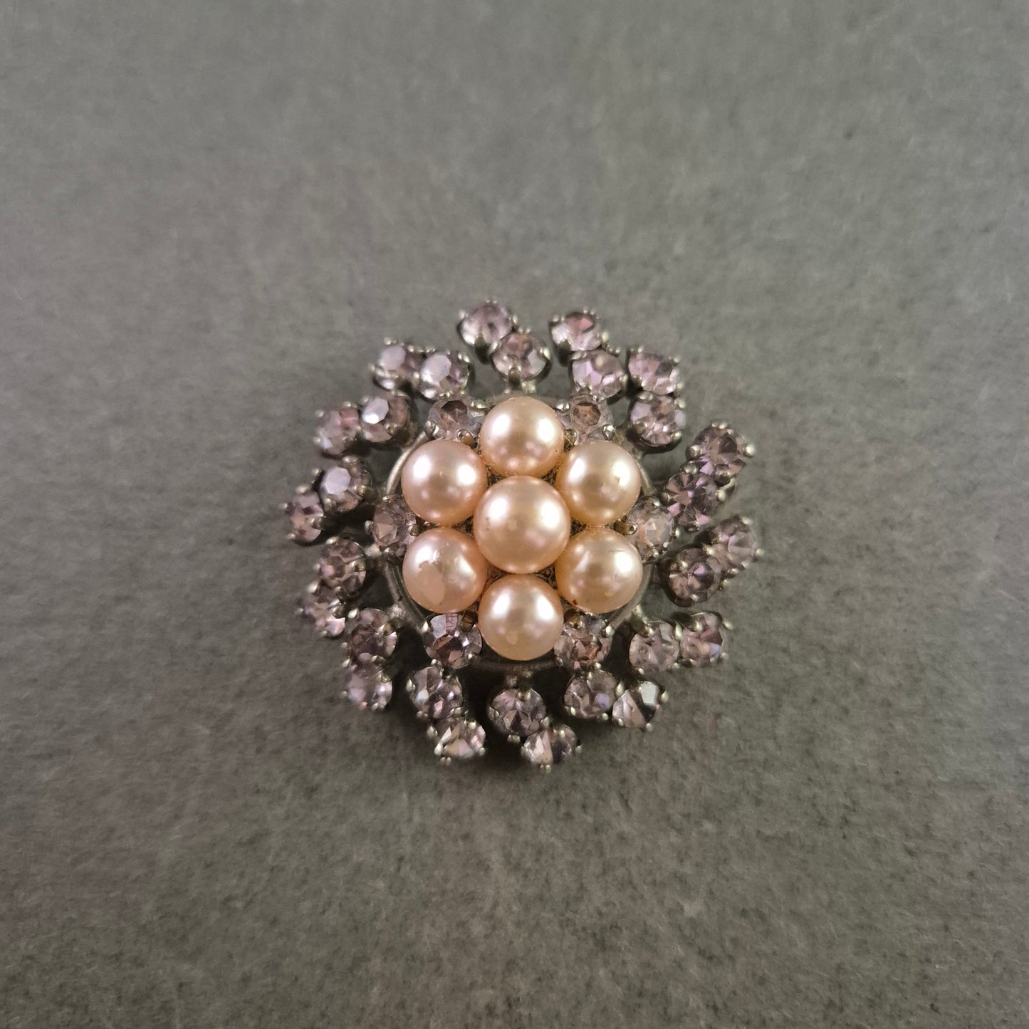 Elegante Strassbrosche mit Perlen – Blumenförmiges Vintage-Design