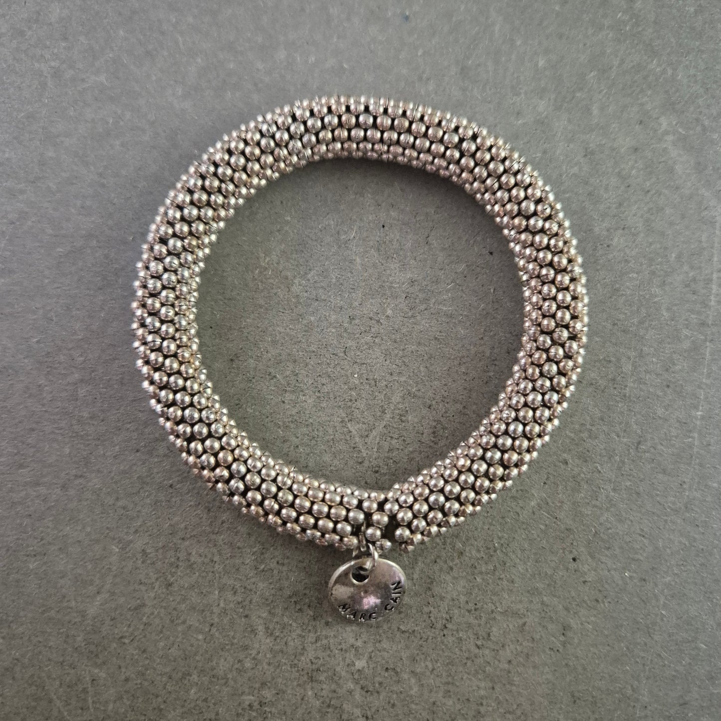 Marc Cain Armband – Silberfarbiges Kugeldesign mit Logoanhänger