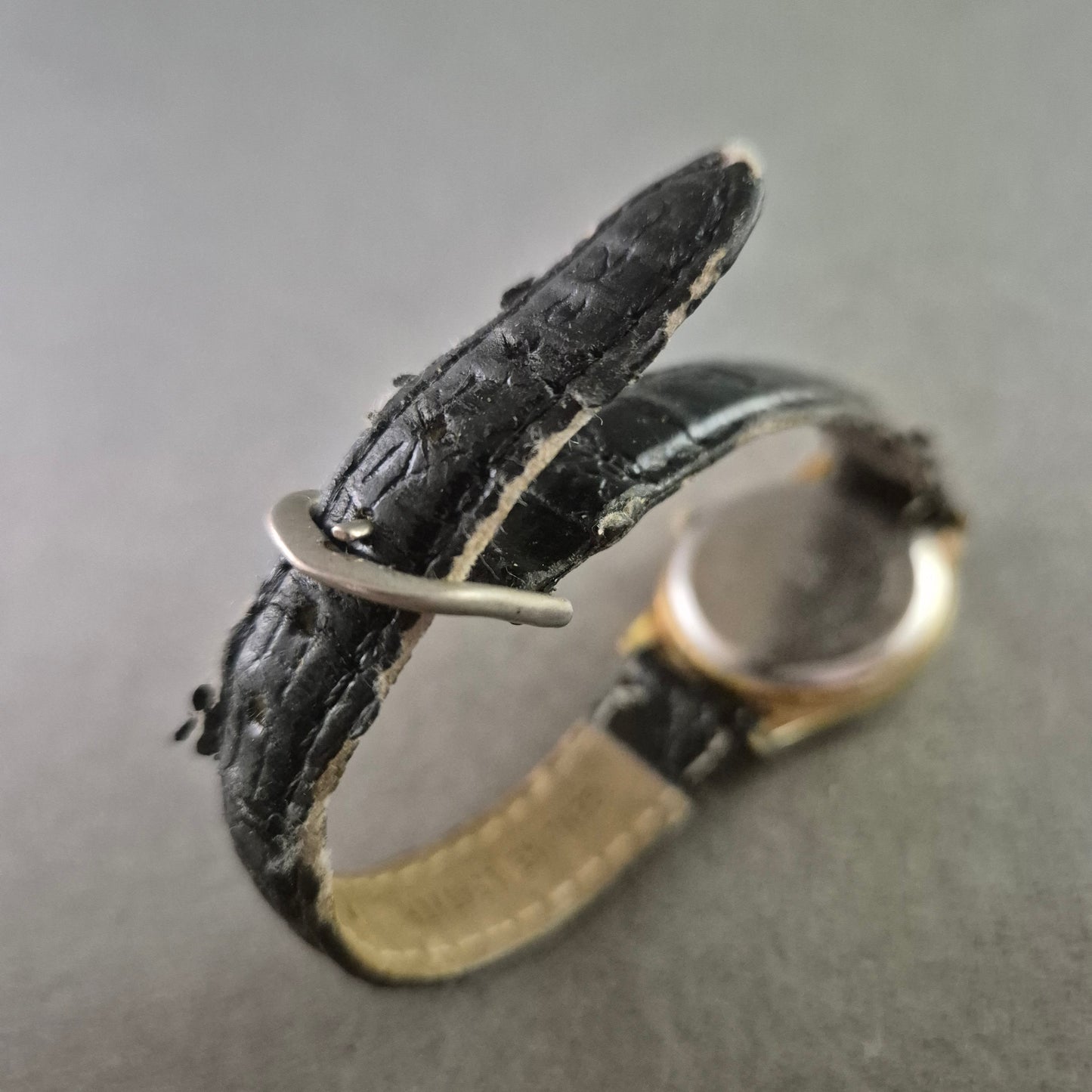 Klassische MC Damen Uhr mit schwarzem Lederarmband