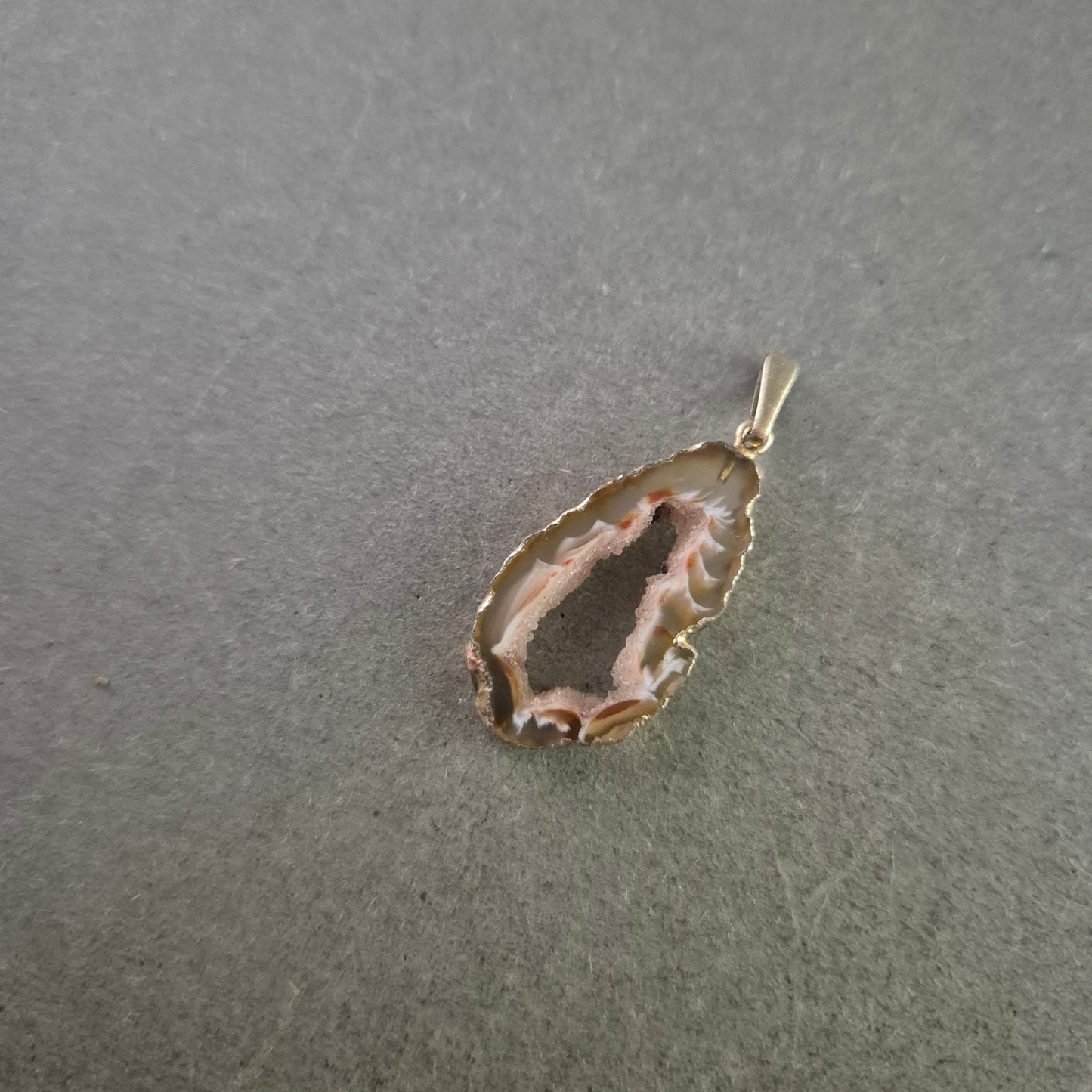Anhänger mit Achatdruse – Tropfenform in Natursteinoptik