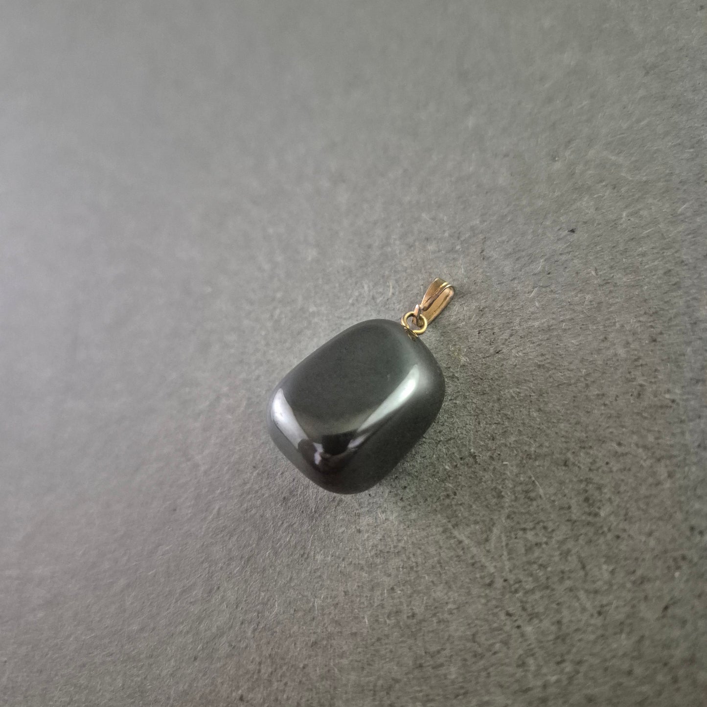 Anhänger aus Hämatit – Glänzender Naturstein in rechteckiger Form