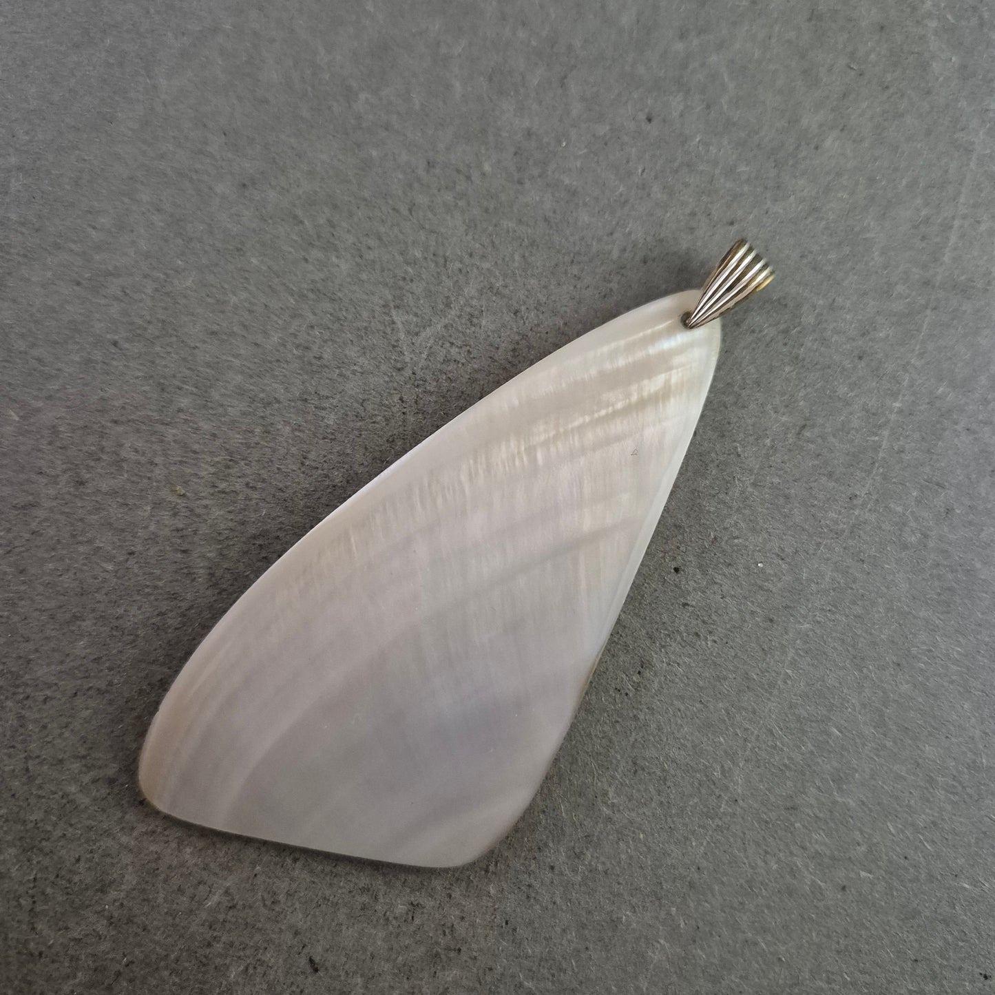 Moderner Perlmutt Anhänger in Asymmetrischer Form