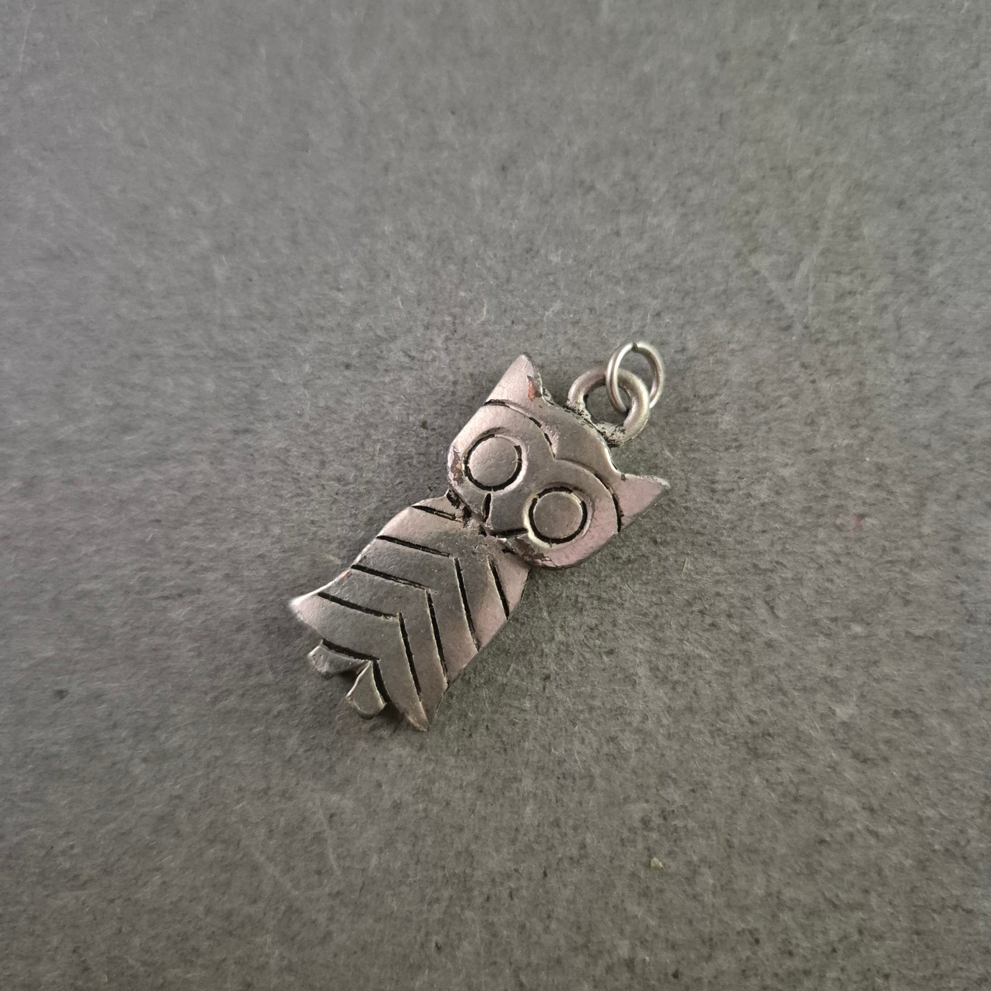 Vintage Eulen Anhänger aus Metall – Symbol der Weisheit