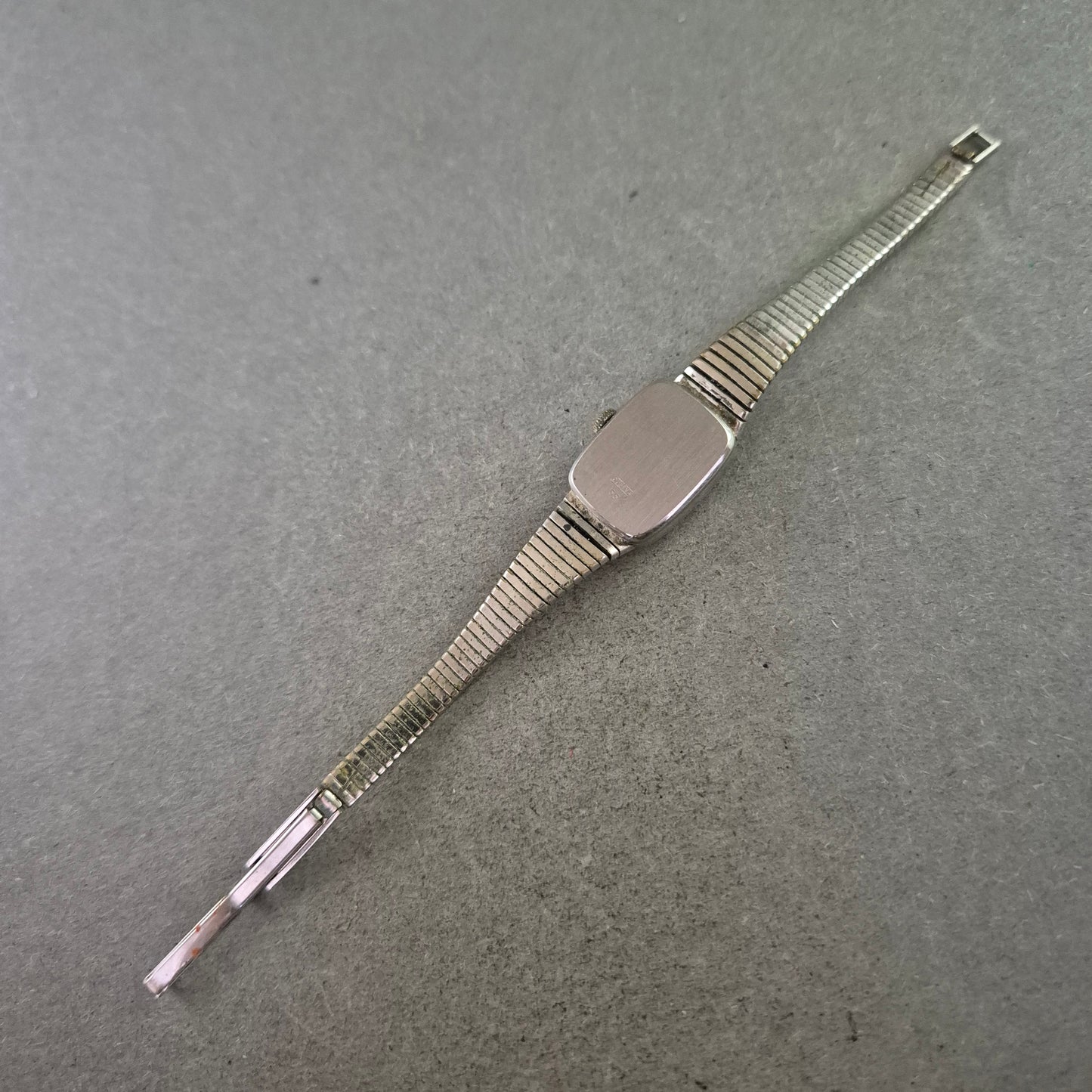 Dugena Damen Uhr – Vintage Design mit silbernem Armband