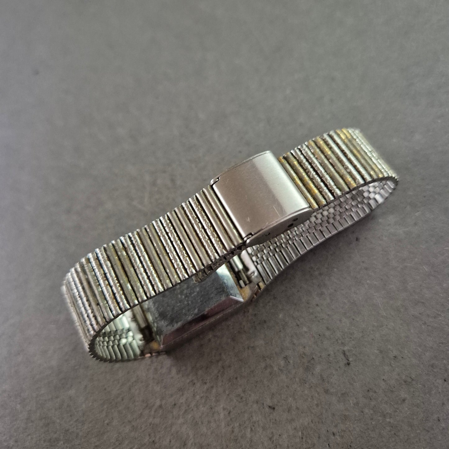 Primada Herren Uhr – Vintage Quarz mit Strukturarmband