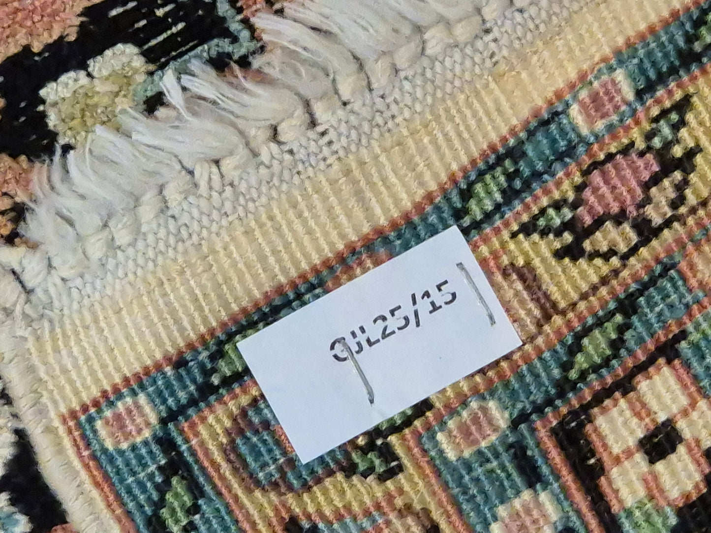 Kashmir Seidenteppich – filigranes Floralmuster auf hellem Fond