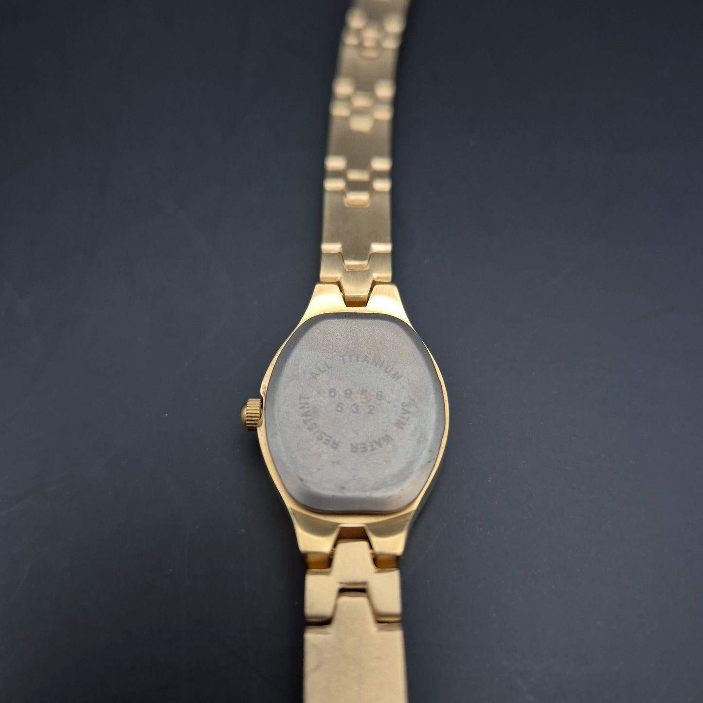 Prisma Damen Uhr – Titan Gehäuse mit goldfarbenem Armband