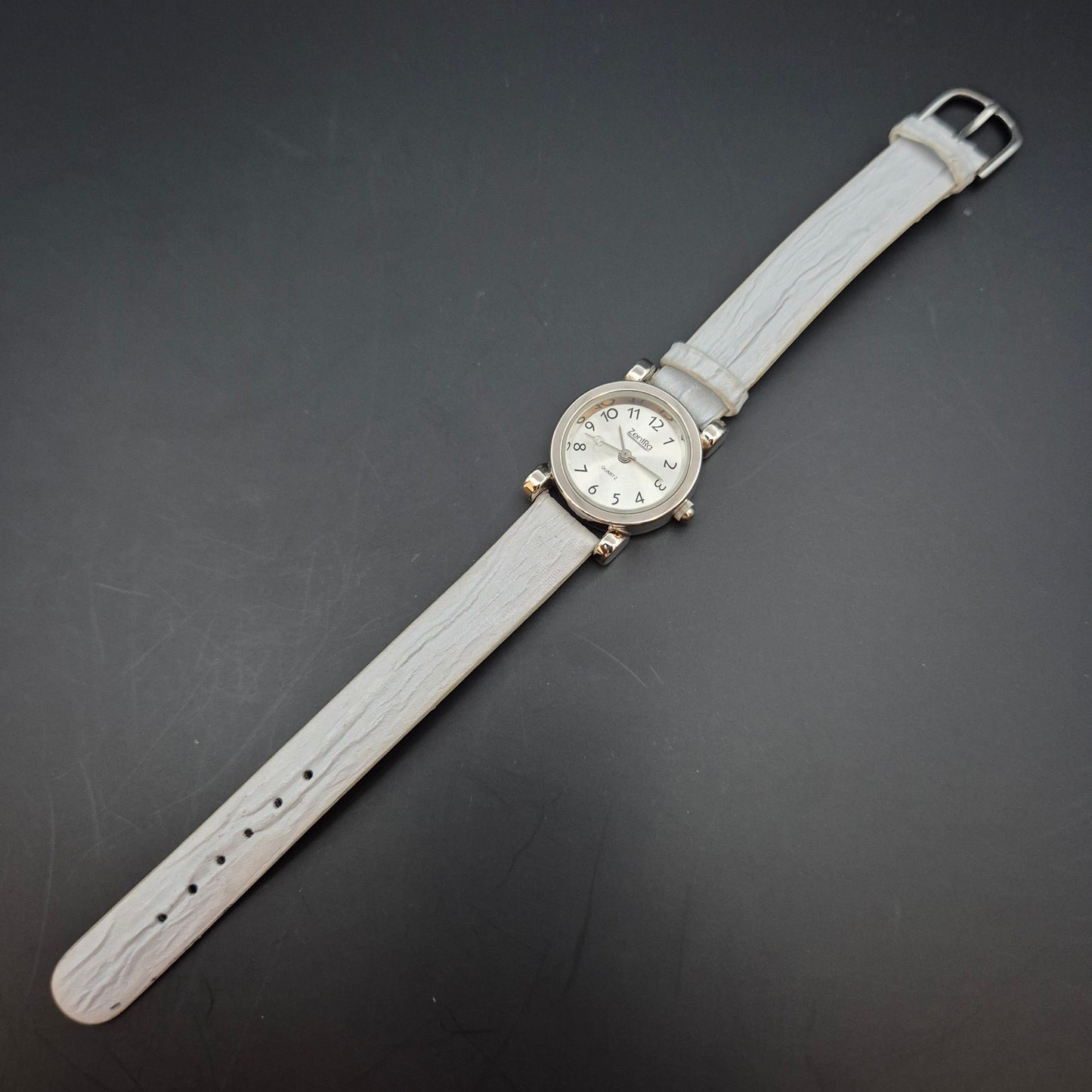 Zentra Damen Uhr – Klassisch mit weißem Lederarmband