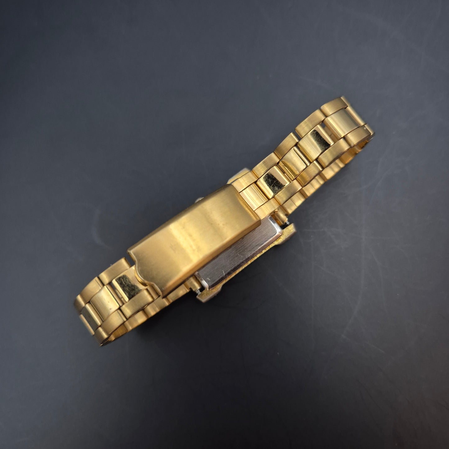 Rechteckige Damen Uhr – Goldfarbenes Armband im klassischen Look