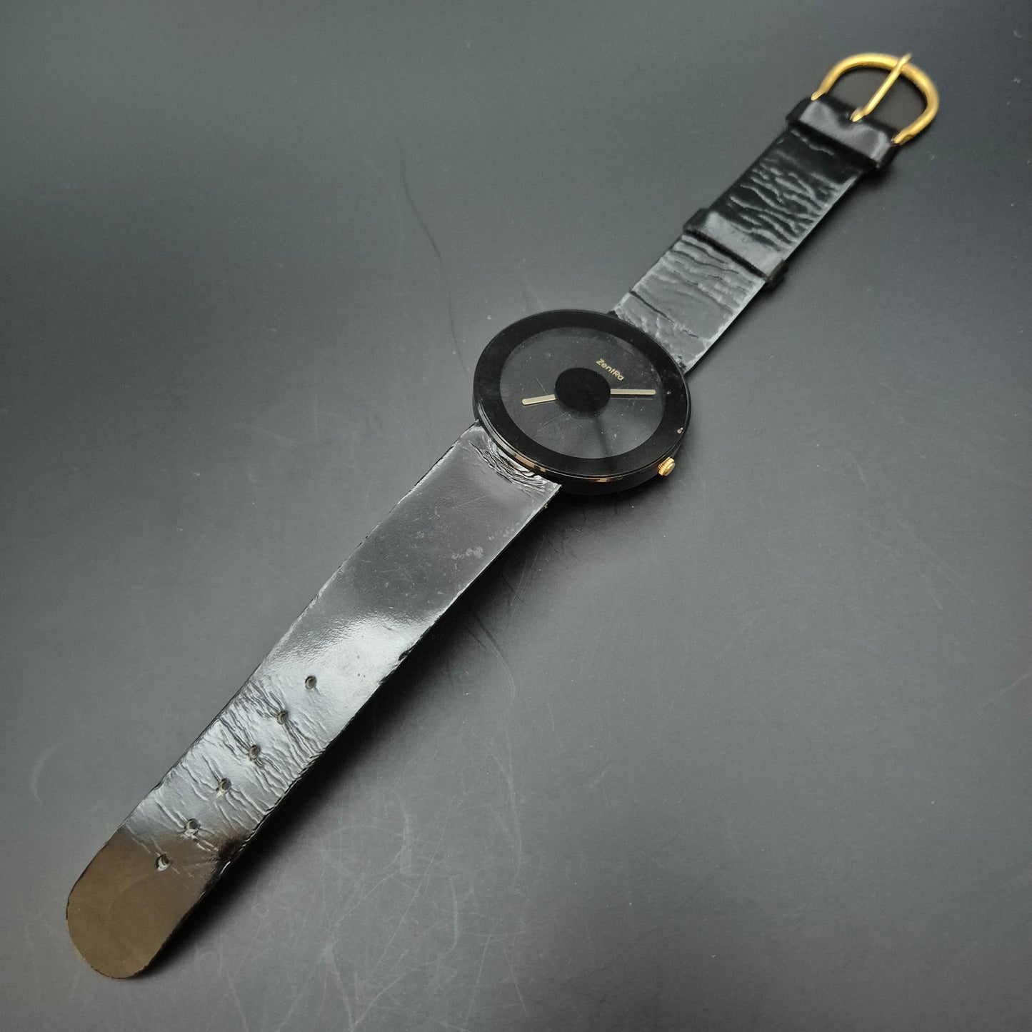 Moderne ZenRa Unisex Uhr – Minimalistisches Design in Schwarz & Gold