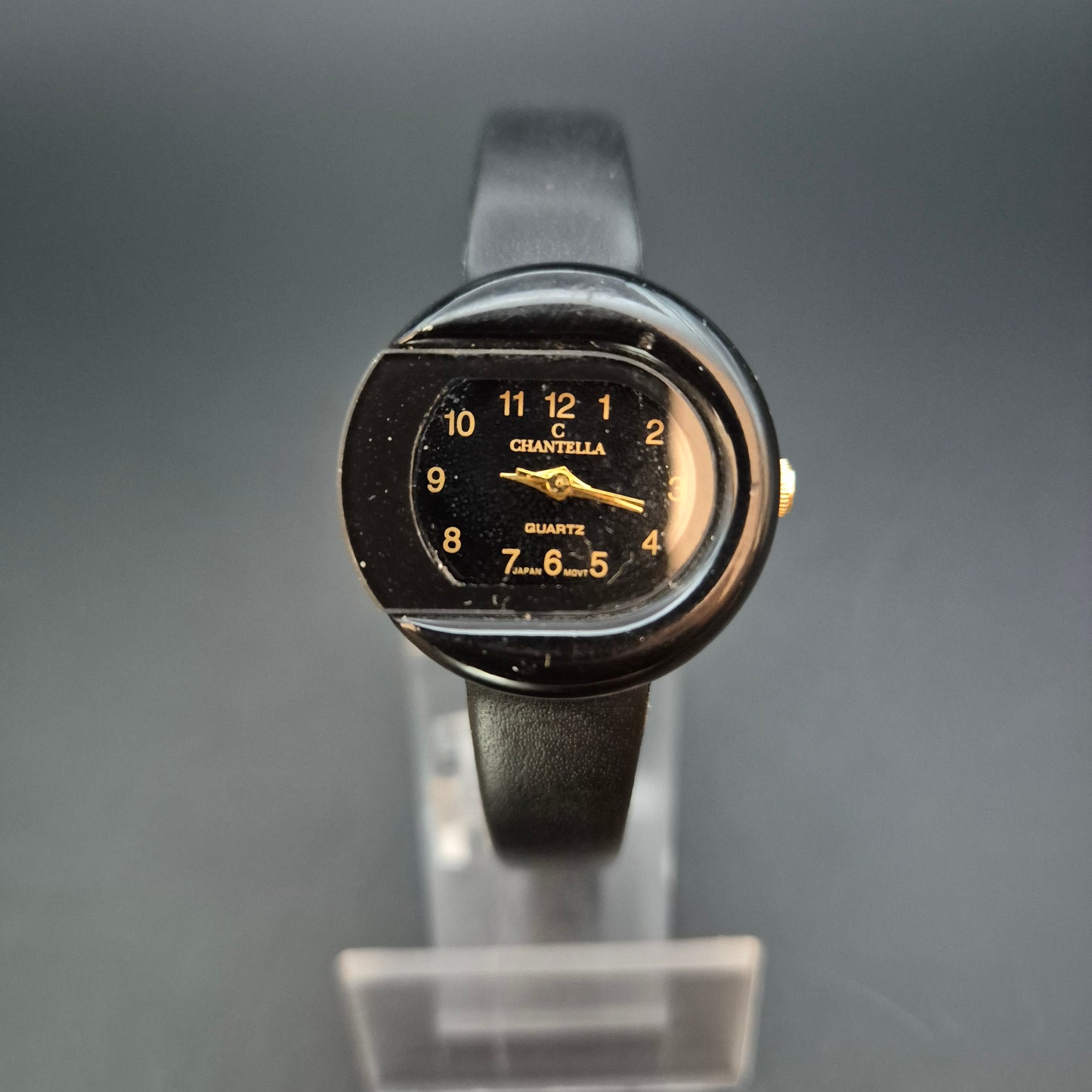 Chantella Damen Uhr – Quarz, Schwarz mit einzigartigem Gehäuse