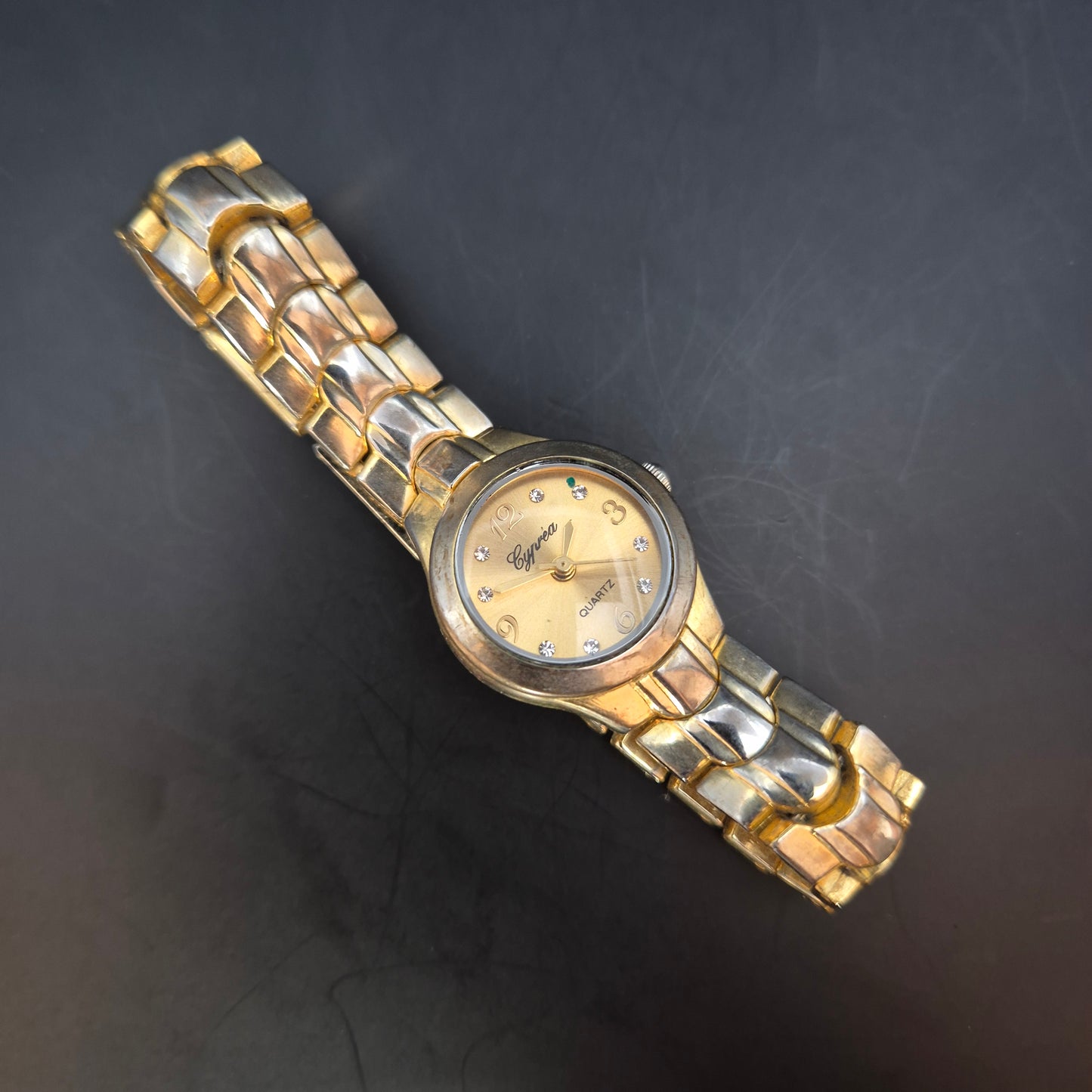 Cyprea Damen Uhr – Quarz, Goldfarben mit Glitzersteinen