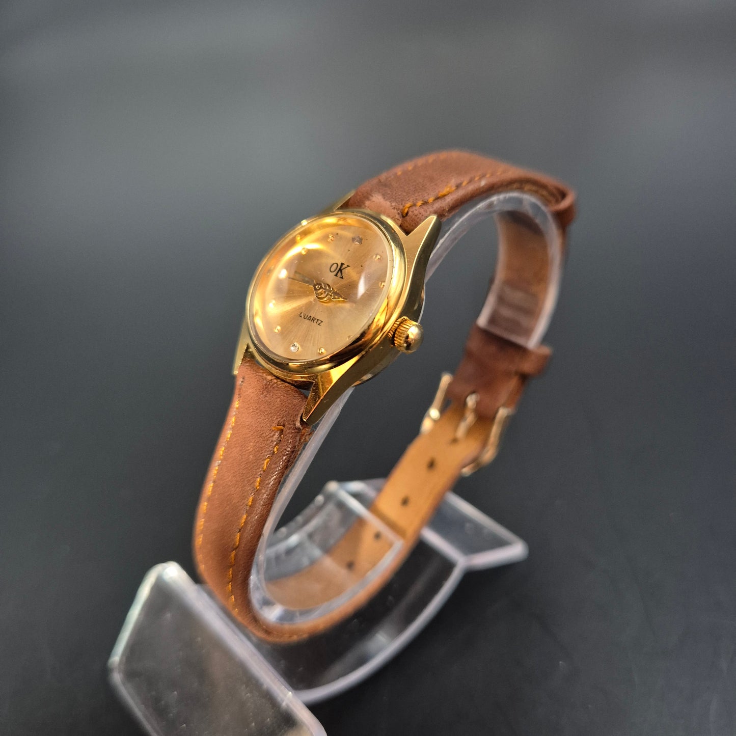OK Damen Uhr – Quarz, Goldfarben mit Zirkonias und Lederarmband