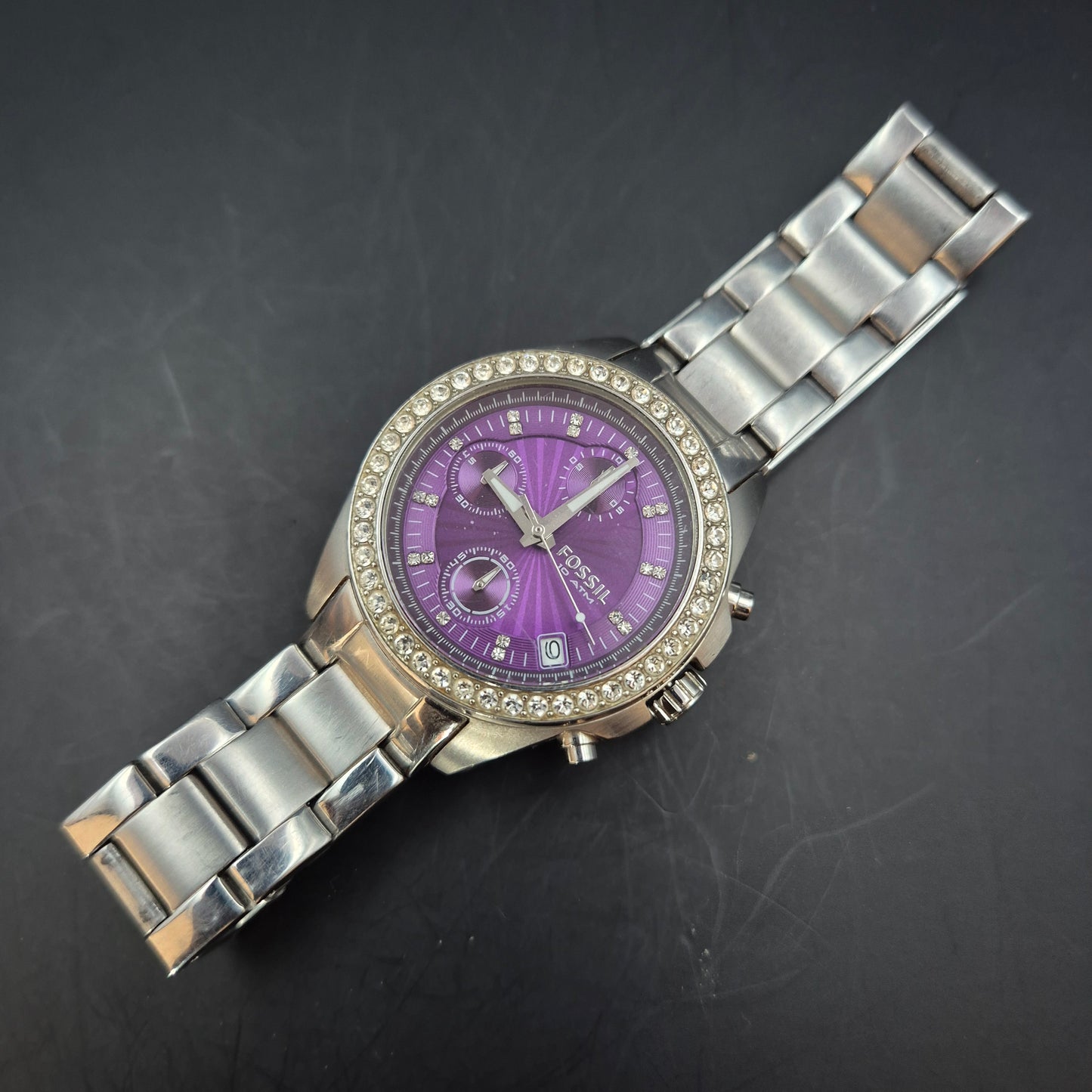 Fossil Damen Uhr – Quarz Chronograph, Lila mit Strass-Besatz
