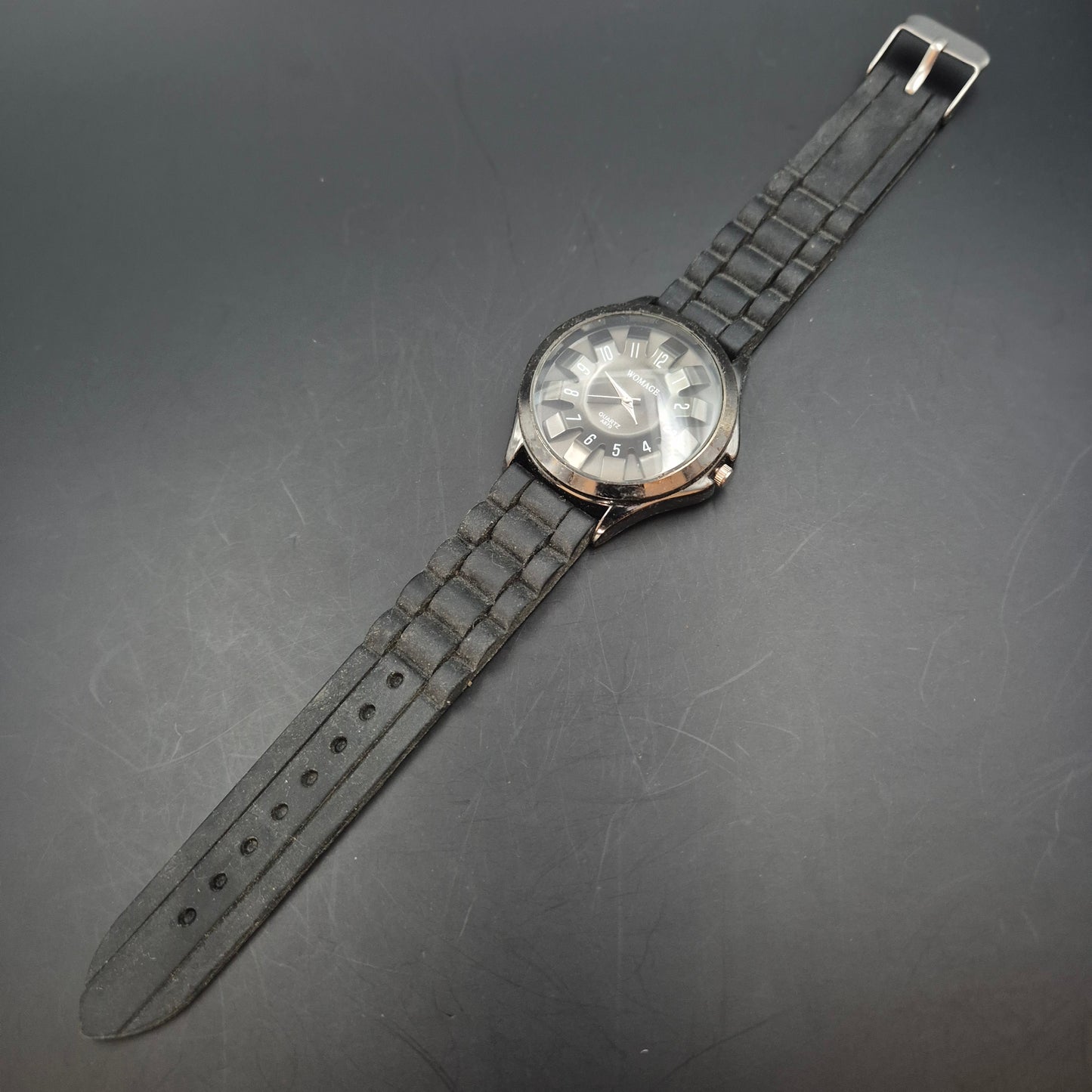 Womage Herren Uhr – Quarz, Schwarz mit auffälligem Zifferblatt