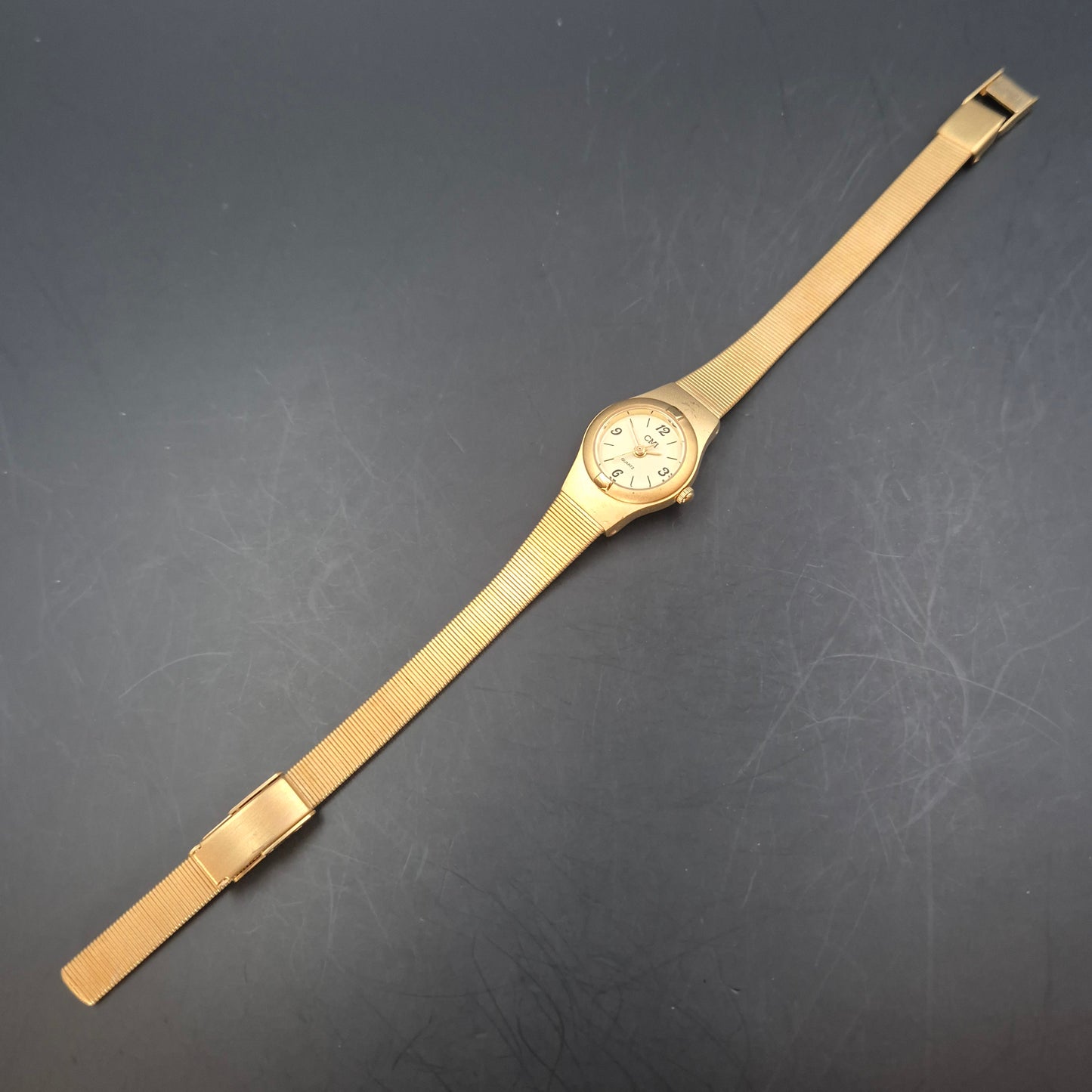 CMI Damen Uhr – Quarz, Goldfarben mit Milanaise-Armband