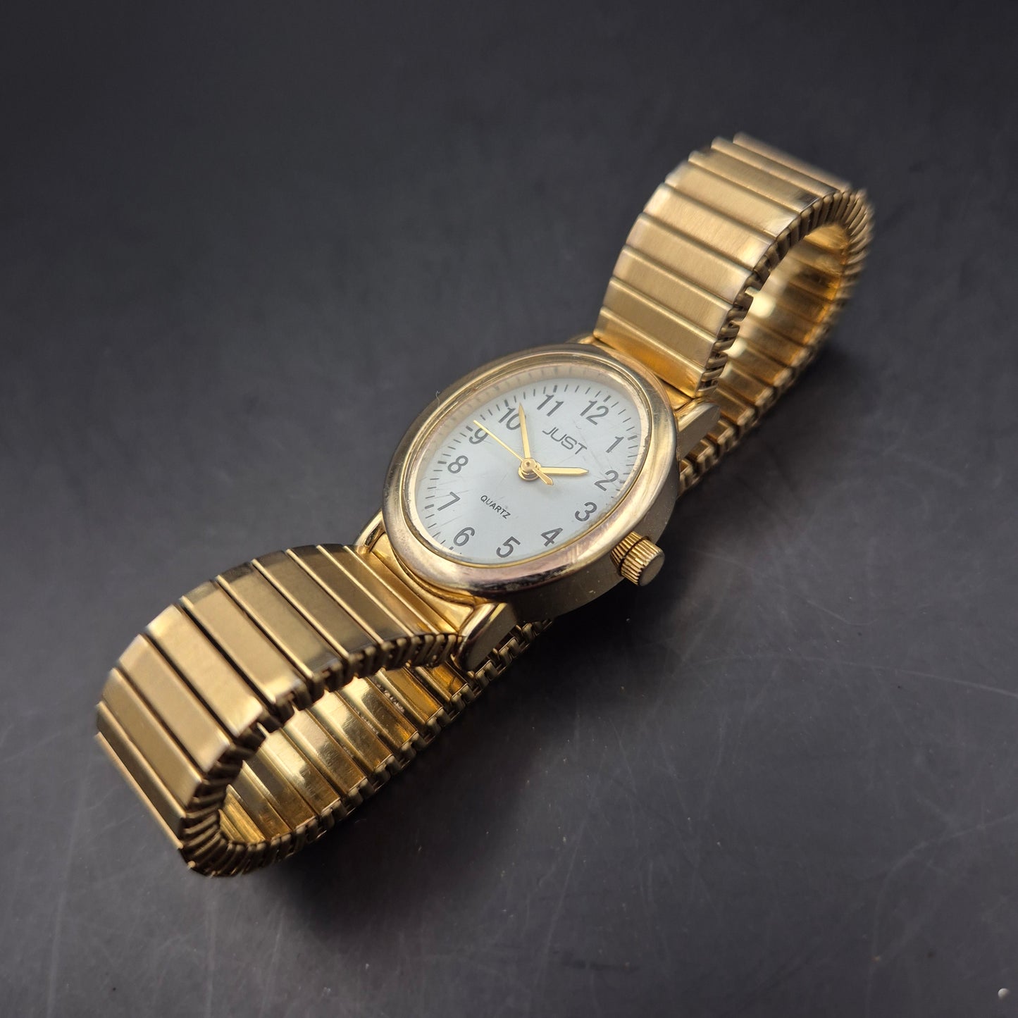 JUST Damen Uhr – Klassischer Stil mit goldfarbenem Flexband