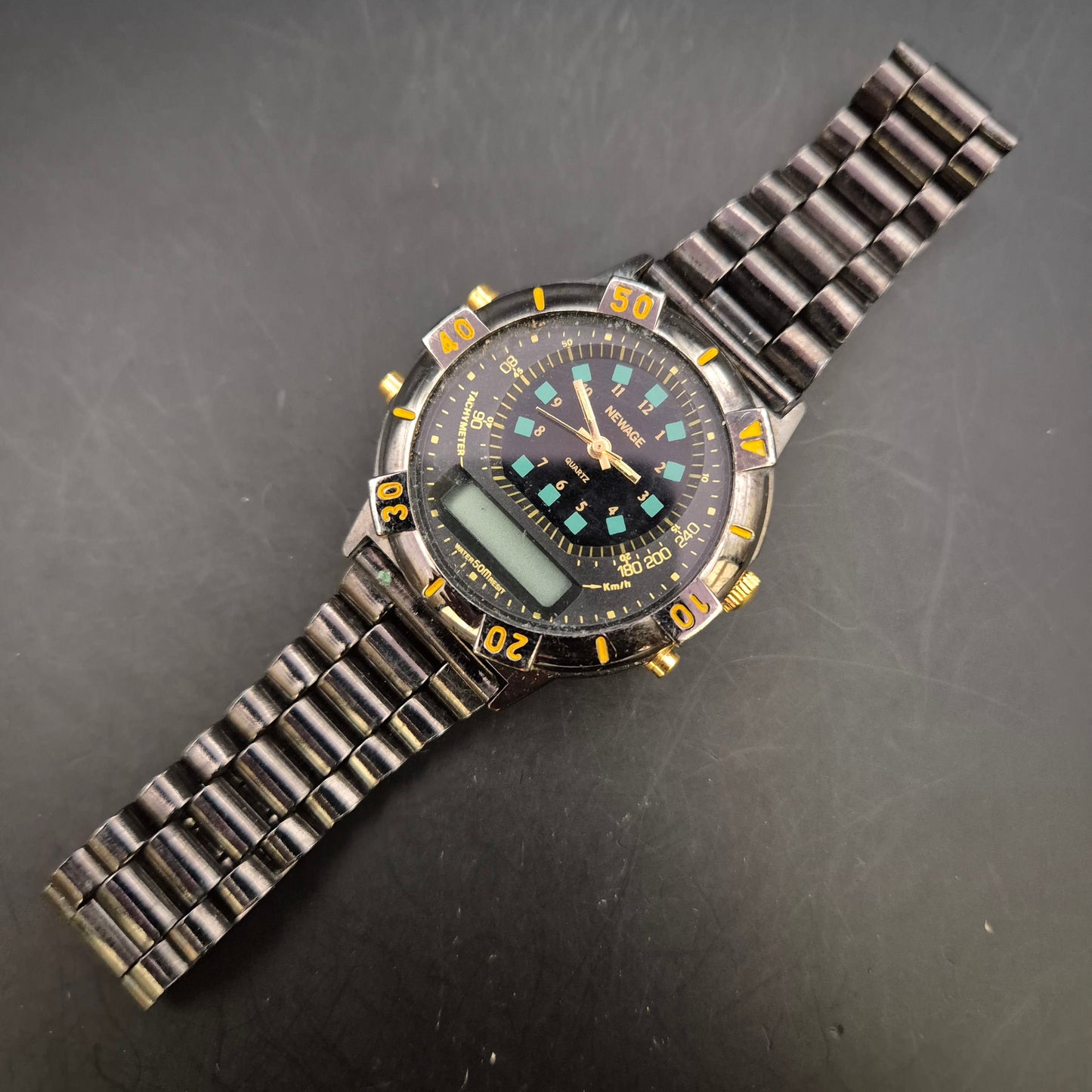 Robuste Newage Herren Uhr – Sportliches Design mit Digitalanzeige