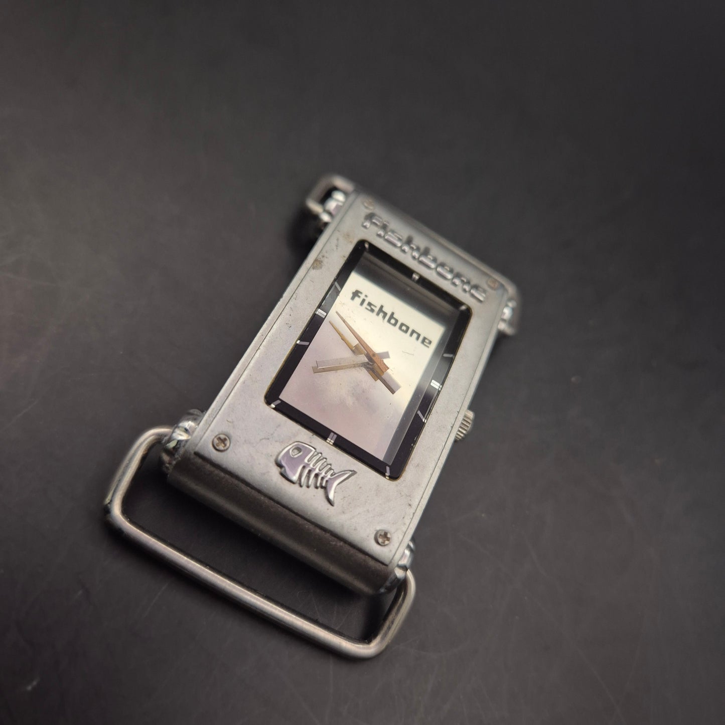 Ausgefallene Fishbone Herren Uhr – Rechteckiges Design mit Metallgehäuse