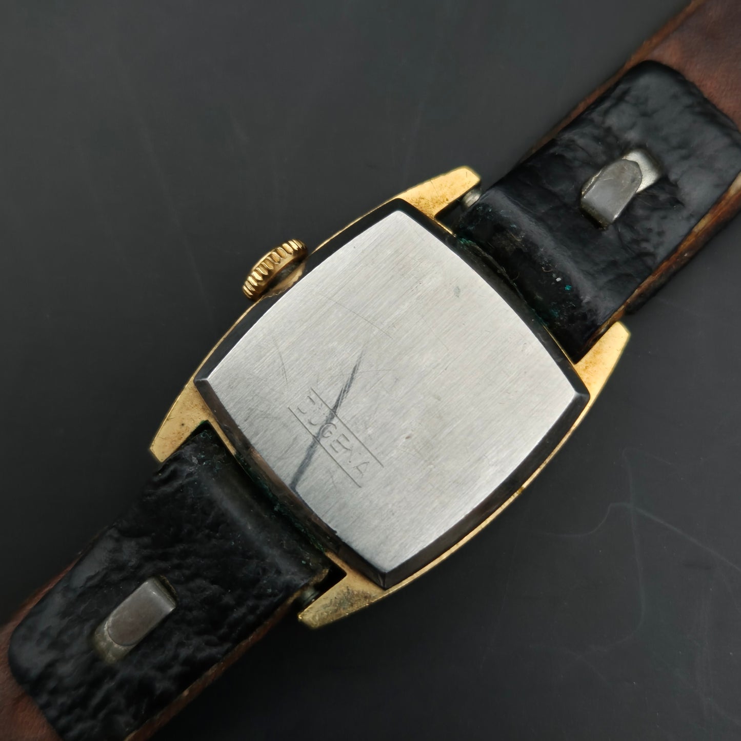 Vintage Dugena Damenarmbanduhr – Goldfarbenes Gehäuse mit Lederarmband