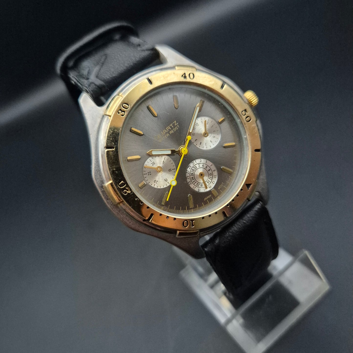 Herren Uhr im Chronograph Look – Schwarzes Lederarmband, sportlich elegant