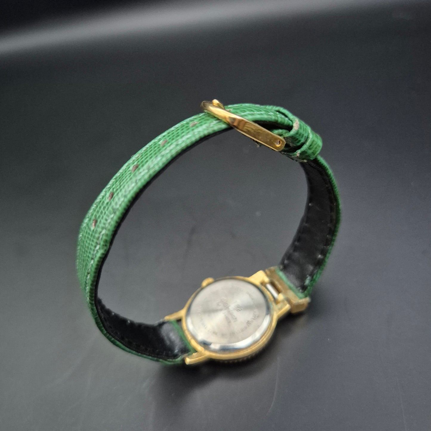 Lipsi Damen Uhr – Vergoldetes Gehäuse mit grünem Lederarmband