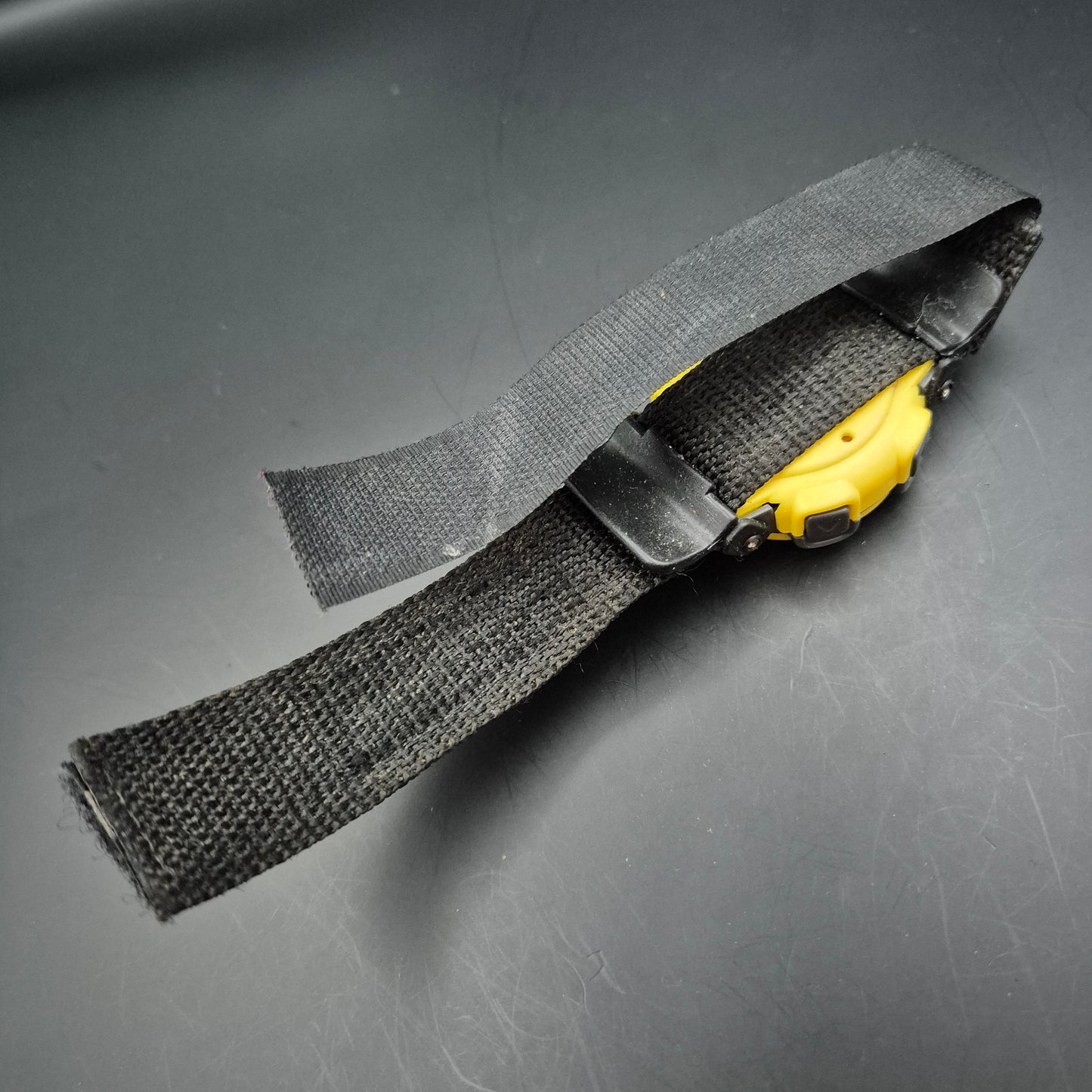 Power-G Herren Uhr – Digitale Sportuhr mit gelbem Gehäuse