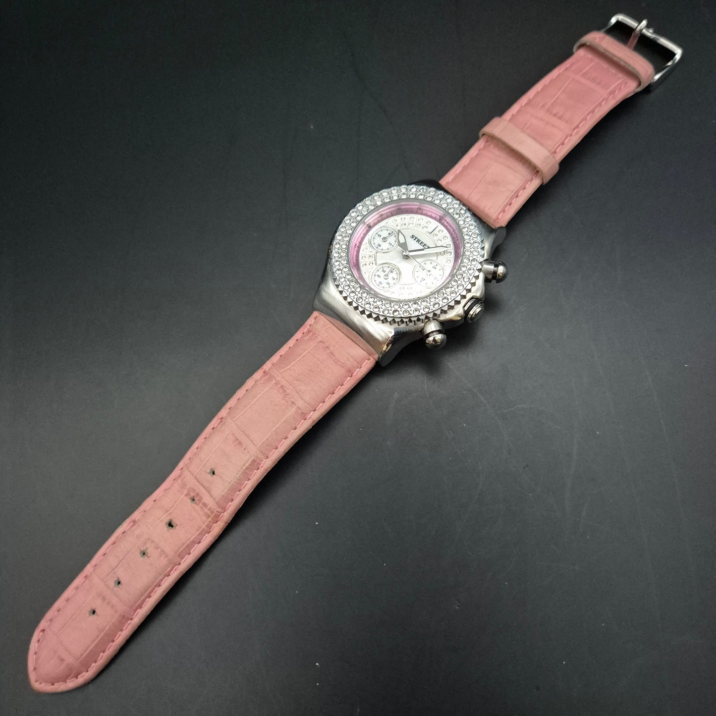 Street Damen Uhr mit Strassbesatz und pinkem Akzent