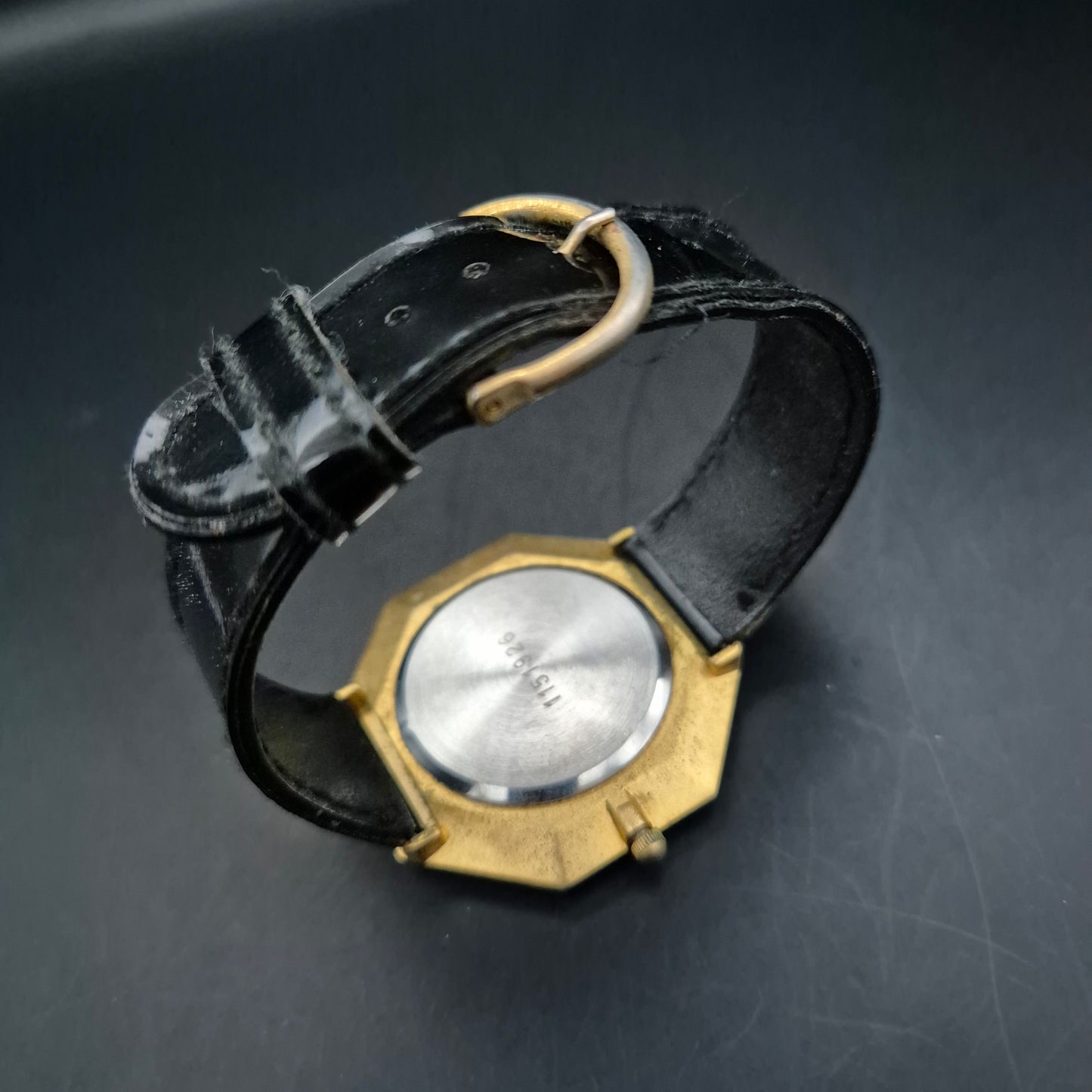 Commodoor Damen Uhr Goldfarben – Geometrisches Design mit Retro-Charme