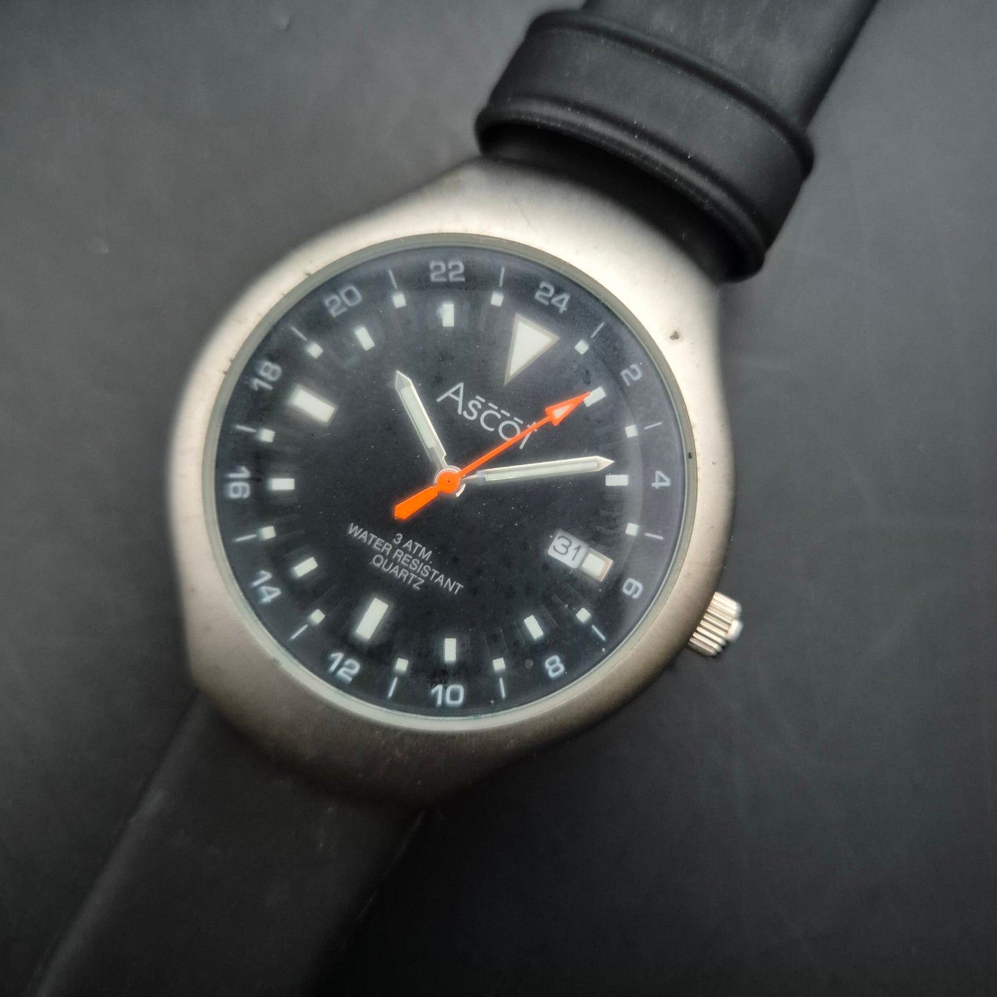 Ascot Herren Uhr Schwarz – Sportliches Design mit 24-Stunden-Anzeige