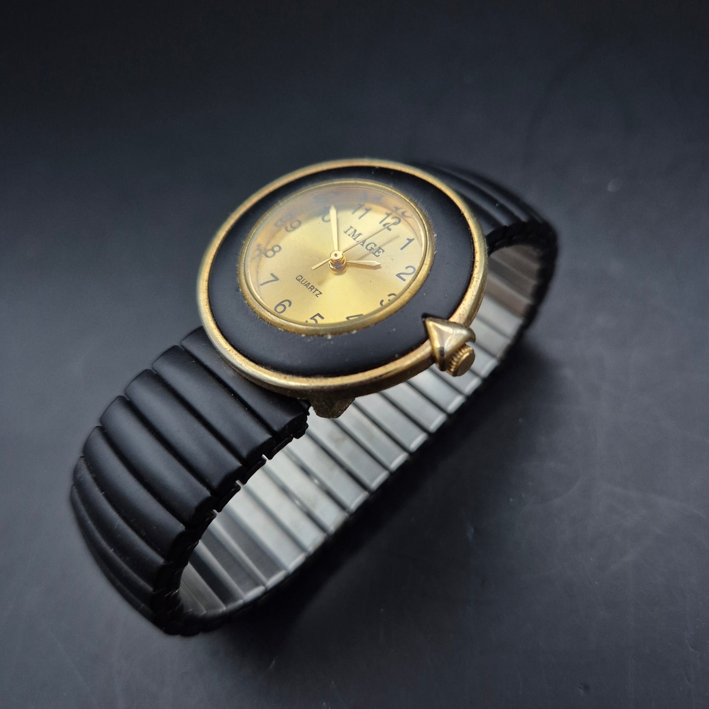 Image Damen Uhr Schwarz-Gold – Stilvolle Retro Quarz Armbanduhr