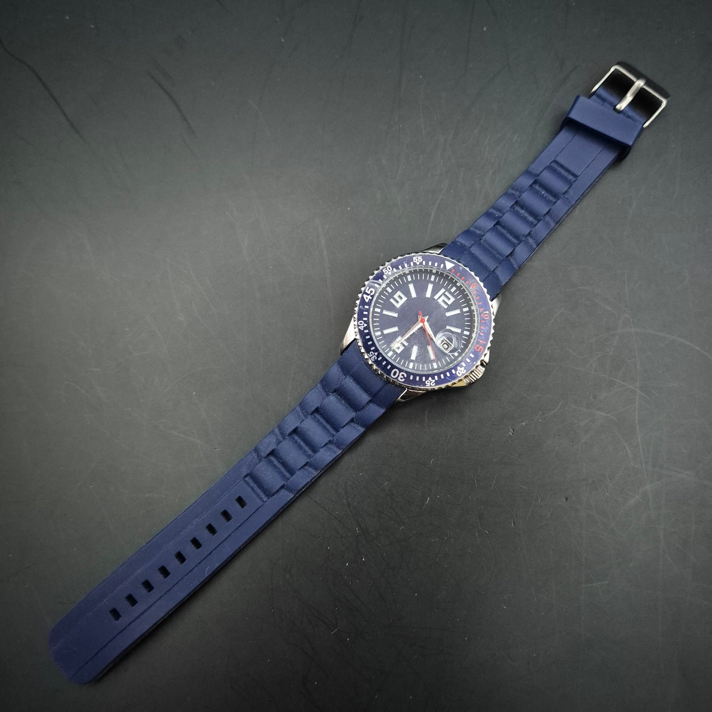 Sportliche Herren Uhr mit blauem Silikonarmband – Wasserdicht und robust