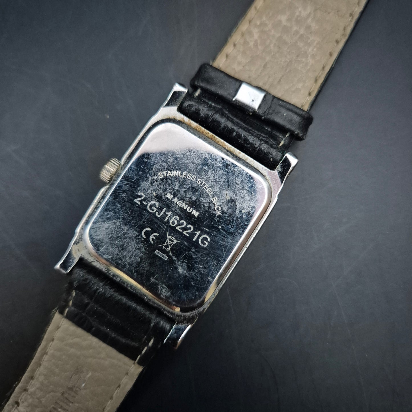 Magnum Herren Uhr – Klassisches Design mit rechteckigem Gehäuse